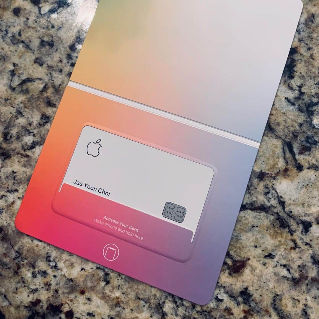 Jaeyoon Choiのインスタグラム：「그냥 흰색에 앞뒷면 아무것도 없이 이름과 사과만 있는 #applecard 😯」