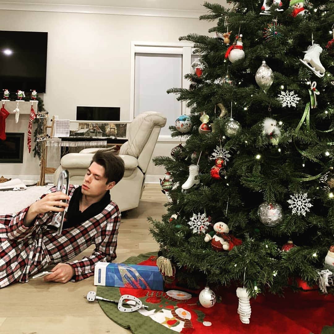 ヤロスラフ・パニオットのインスタグラム：「Thank you @johnwilsonblades for this best Christmas gift #johnwilsonblades #iceblades #christmaspresent #christmasgift」