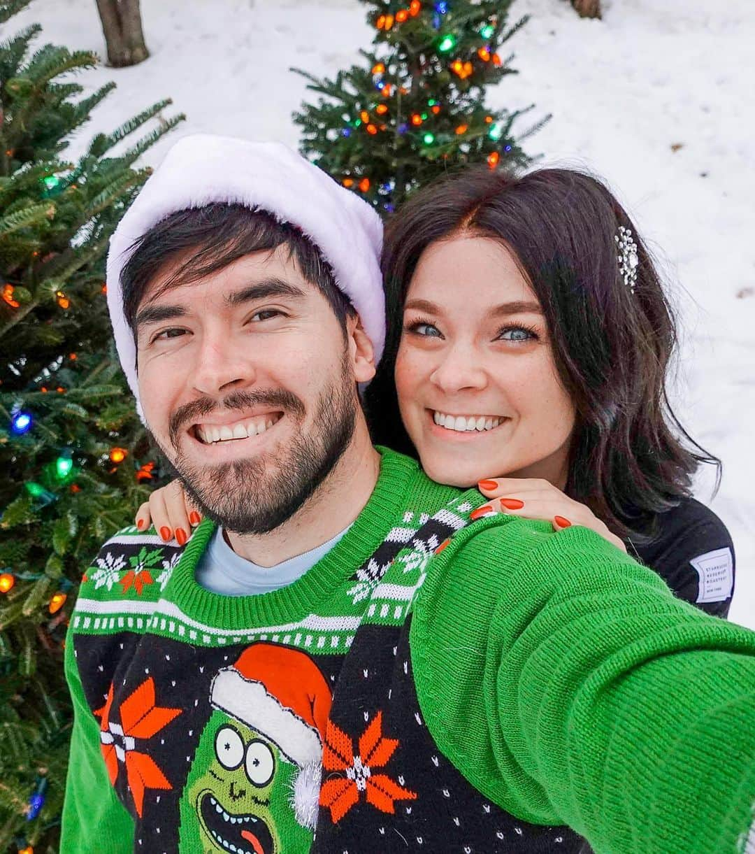 German Garmendiaのインスタグラム：「FELIZ NAVIDAD!! 🎄 Te deseo lo mejor en este día y que la pases excelente con las personas que más quieres, y si por alguna razón te encuentras lejos de esas personas recuerda que hogar es donde tu corazón está!! ABRAZOS SICOLOGICOS NAVIDEÑOS!! 🎁 #feliznavidad」