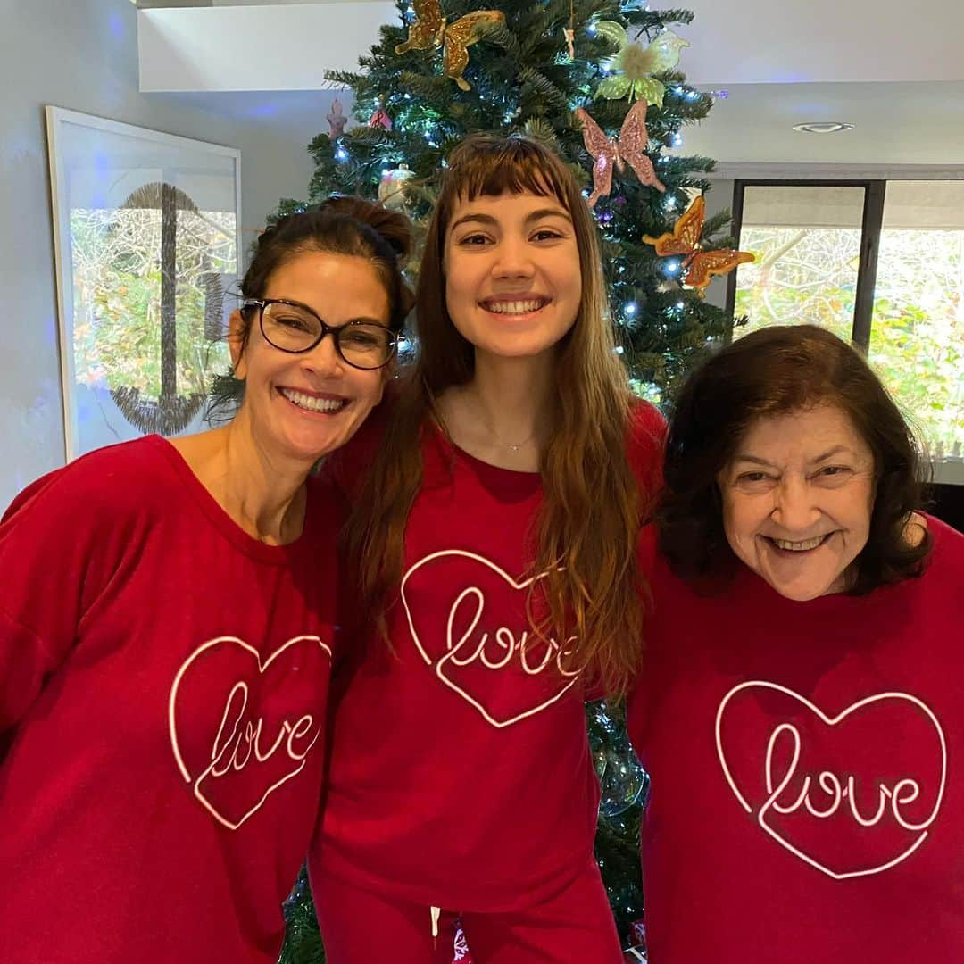 テリー・ハッチャーさんのインスタグラム写真 - (テリー・ハッチャーInstagram)「Triple the amount of love this Christmas. Three generations sharing love, support and wisdoms between us. Cherishing every moment with these joys of my life. Merry Christmas everyone. Hope you are all cozy, full, and loved!」12月26日 7時52分 - officialterihatcher