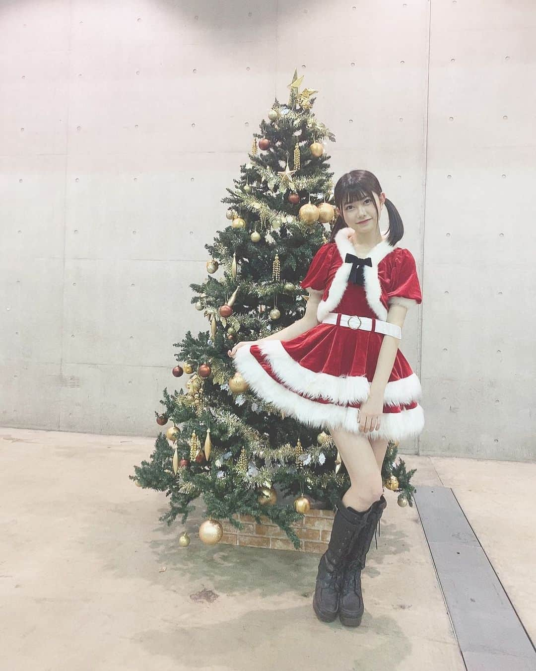 千葉恵里さんのインスタグラム写真 - (千葉恵里Instagram)「1日遅れたクリスマス✨✨ ・ ・ ・ #クリスマス #クリスマスイブ #メリクリ #サンタさん #コスプレ #衣装 #握手会 #幕張メッセ #クリスマスツリー」12月26日 7時56分 - eriierii_1027