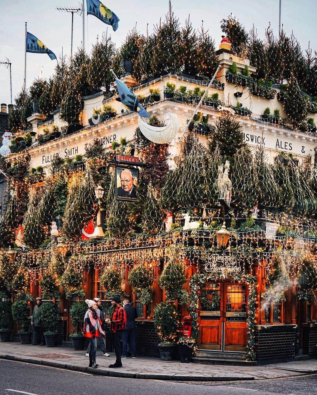 Travel + Leisureさんのインスタグラム写真 - (Travel + LeisureInstagram)「Will we ever get over this pub's holiday decor? Unlikely. Get our London travel guide at the link in bio! #tlpicks courtesy of @a_ontheroad」12月26日 7時57分 - travelandleisure