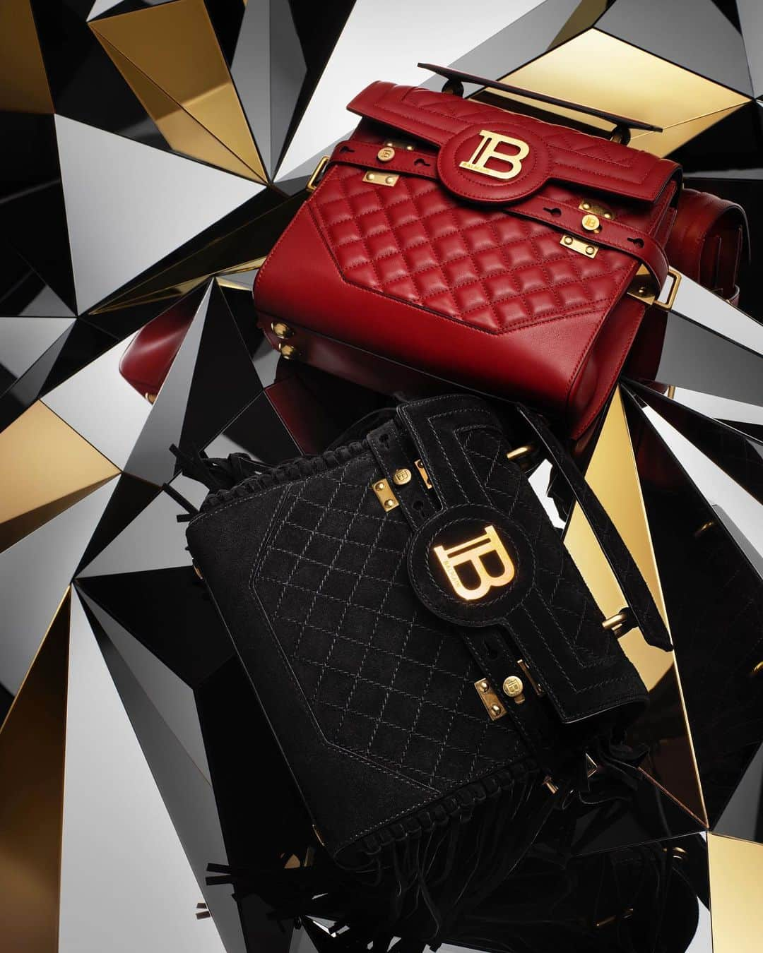 バルマンさんのインスタグラム写真 - (バルマンInstagram)「GOLDEN STATE OF MIND Reflecting the dual roots of the house symbol, the #BALMAINBBUZZ bag celebrates the iconic and  transformative evolution of #BALMAIN. Available now in stores & on BALMAIN.COM」12月26日 8時13分 - balmain