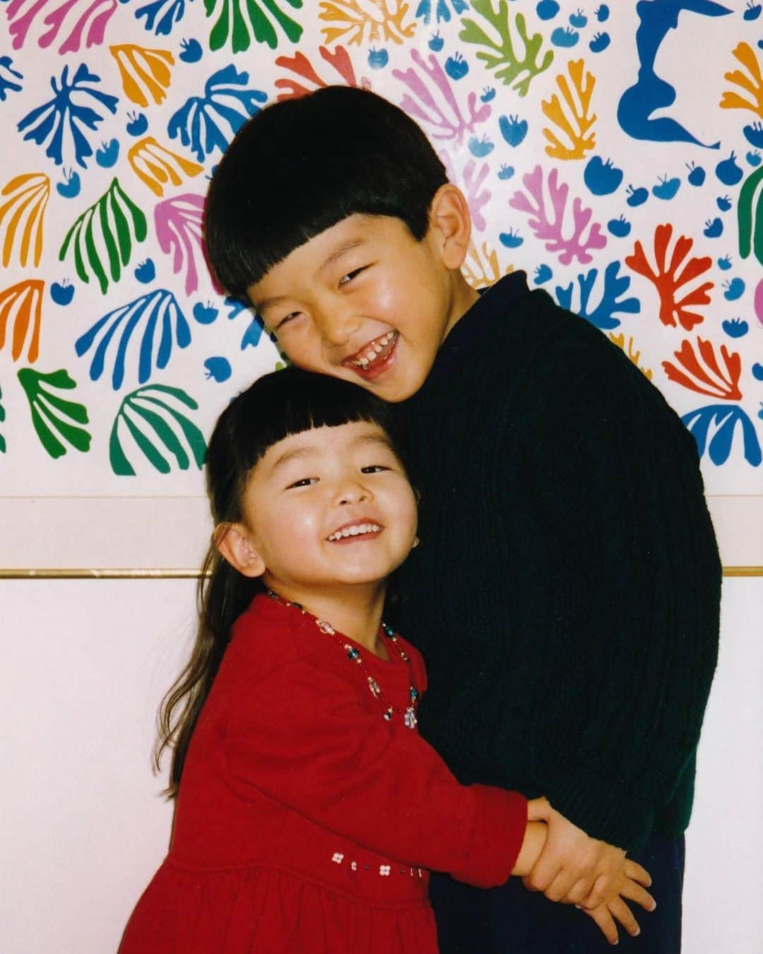 マイア・シブタニのインスタグラム：「This is the first time in 25 years that @alexshibutani and I haven’t celebrated Christmas together. I can’t travel, and he is visiting our grandma, Lily, and Po. This is also the first year since I was a baby (and couldn’t do anything anyhow) that I didn’t have gifts for my family. I couldn’t have planned for the past few weeks, but I was so disappointed this morning that I had nothing for them. I can’t go anywhere and online shopping has been far from my mind - but still! 🤦🏻‍♀️ When I shared this feeling with them, they reminded me that love isn’t about gifts and material things. Love and appreciation isn’t just about certain days of the year. Of course, they’re right. I feel so much love for my family. They’ve supported me through this challenging time and they always provide a thoughtful and balanced perspective. Tell the people you care about today, and on any other days, that you love and appreciate them - it’s important! Wishing everyone a peaceful day. ❤️」