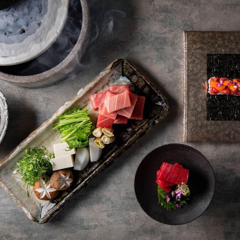 Conrad Tokyoのインスタグラム：「日本料理「風花」では、来年1月7日 より「ねぎま鍋コース」をご用意いたします。より一層寒さを感じるこの季節、身体が温まるお鍋をご堪能ください。⁣ Our Japanese cuisine "Kazahana” will offer a Negima Nabe Course from January 7. This winter, warm up from the bitter cold with a delicious hot pot.⁣ https://www.conradtokyo.co.jp/plans/restaurants/dinner/kazahana_1911_3⁣ #日本料理 #鍋 #ねぎま #ホテルディナー #新年会 #コンラッド #コンラッド東京 #ホテル #東京 #日本 #銀座 #ラグジュアリー #冬 #港区 #旅行 #Conrad #Hotel #Tokyo #Conradtokyo #Japan #Ginza #LuxuryTravel #Winter #Minatoku #Travel #Japanesefood #Hotpot #Dinner #Newyearparty #Newyear⁣」