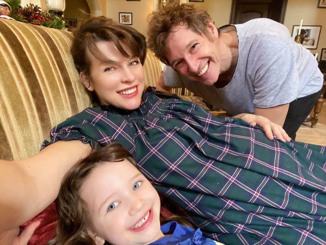 ミラ・ジョヴォヴィッチのインスタグラム：「Merry Christmas and Happy Holidays everyone! We’ve had the most wonderful time with our friends and family, cooking, wrapping gifts and catching up! I’m so grateful to have such wonderful people in our lives, to be expecting a new life in the new year and that all my closest are healthy and happy.  It was so lovely to see our family traditions being carried out year after year. My husband and our youngest sat down in front of the fire to burn her letter to Santa and it was so magical seeing how excited but at the same time hushed and reverent she was with the ritual of it all. It reminded me of when our eldest was that age and she and her father did the same together. These moments are so special and gorgeous! It makes me so emotional writing about it!😭😆I send you all so much love over the holidays and wish you all the health and happiness you deserve! Xoxo m❤️ #family #happyholidays」