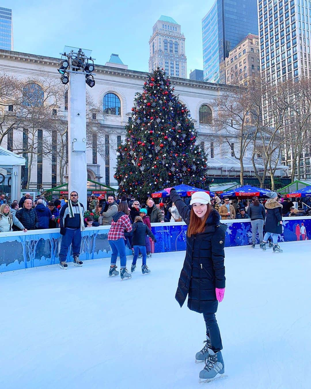 メロディー・モリタさんのインスタグラム写真 - (メロディー・モリタInstagram)「Merry Christmas from NYC!!🎄🔔🎀✨ was able to do Christmasy things this year in between filming and work😊 I enjoyed a delicious French course dinner, did some ice skating at Bryant Park (it's been 10 yrs since I last skated😱), and was able to squeeze in a last-minute visit to New York City Ballet's "The Nutcracker" performance! A beautiful 11-year-old girl became the first ever African American/Filipino girl to play the role of Clara/Marie in the history of NYCB which was incredible to witness.❤️ I wrapped things up by briefly visiting this year's Rockefeller Tree to be thankful for everything this year and to wish the best for all next year.☺️ Hope you all had a wonderful Holiday season!!✨ * メリークリスマス‼️🎄🔔✨ 今年は仕事の合間にクリスマスらしいことができました😊 フレンチディナーに、ブライアントパークでアイススケート（10年ぶり 笑）、そして大好きな「くるみ割り人形」(バレエ）を観に行くことができました💖 * この日はニューヨーク・シティ・バレエ史上初となる、クララ役を黒人の11歳の女の子が演じ、バレエのスキルだけでなく素敵なプログラムに大きな反響があり、とても感動を受けた作品でした。 * 最後は、今年も世界一大きくて有名なロックフェラーセンターのツリーを眺め、今年1年に感謝し、来年も頑張ろうと誓いました✨ #MerryChristmas #NYC #rockefellerchristmastree #ニューヨーク #クリスマス #クリスマスツリー」12月26日 8時23分 - melodeemorita