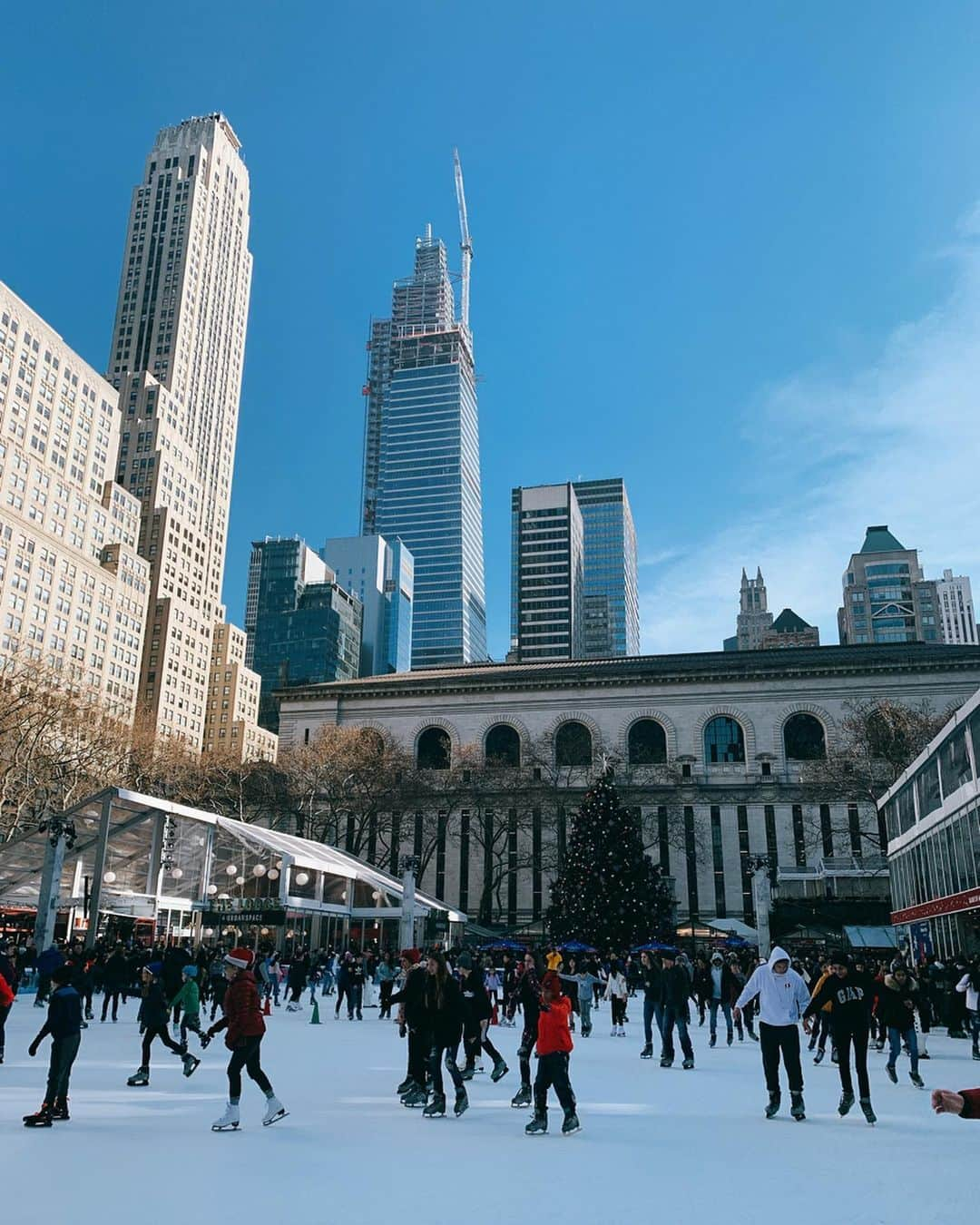 メロディー・モリタさんのインスタグラム写真 - (メロディー・モリタInstagram)「Merry Christmas from NYC!!🎄🔔🎀✨ was able to do Christmasy things this year in between filming and work😊 I enjoyed a delicious French course dinner, did some ice skating at Bryant Park (it's been 10 yrs since I last skated😱), and was able to squeeze in a last-minute visit to New York City Ballet's "The Nutcracker" performance! A beautiful 11-year-old girl became the first ever African American/Filipino girl to play the role of Clara/Marie in the history of NYCB which was incredible to witness.❤️ I wrapped things up by briefly visiting this year's Rockefeller Tree to be thankful for everything this year and to wish the best for all next year.☺️ Hope you all had a wonderful Holiday season!!✨ * メリークリスマス‼️🎄🔔✨ 今年は仕事の合間にクリスマスらしいことができました😊 フレンチディナーに、ブライアントパークでアイススケート（10年ぶり 笑）、そして大好きな「くるみ割り人形」(バレエ）を観に行くことができました💖 * この日はニューヨーク・シティ・バレエ史上初となる、クララ役を黒人の11歳の女の子が演じ、バレエのスキルだけでなく素敵なプログラムに大きな反響があり、とても感動を受けた作品でした。 * 最後は、今年も世界一大きくて有名なロックフェラーセンターのツリーを眺め、今年1年に感謝し、来年も頑張ろうと誓いました✨ #MerryChristmas #NYC #rockefellerchristmastree #ニューヨーク #クリスマス #クリスマスツリー」12月26日 8時23分 - melodeemorita