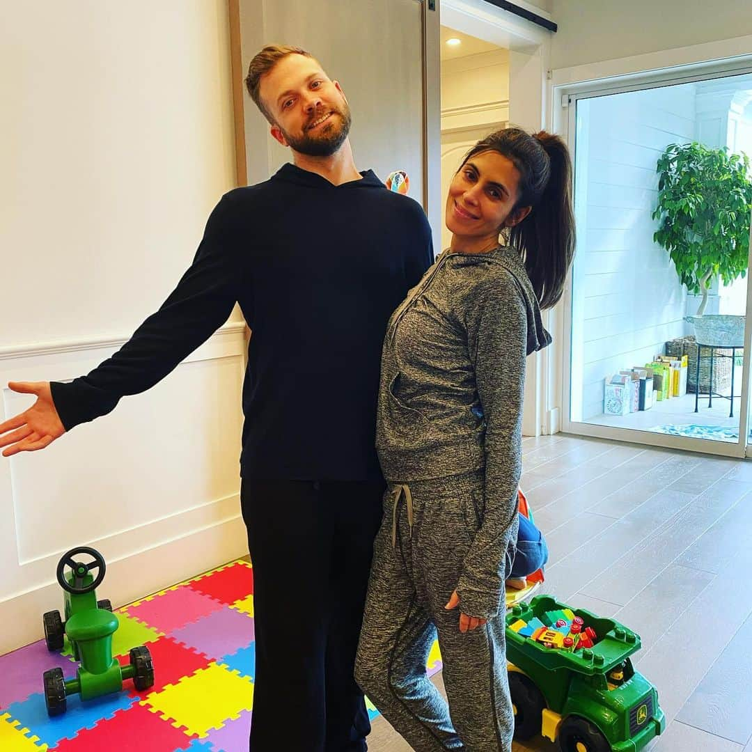 ジェイミー=リン・シグラーさんのインスタグラム写真 - (ジェイミー=リン・シグラーInstagram)「We each bought each other a matching sweatsuit as a present without even knowing. What does that say about us ??? (We love to never leave our couch ) 🥰」12月26日 8時28分 - jamielynnsigler