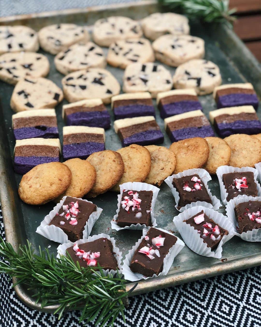 のインスタグラム：「Merry cookie-mas! 🍪Barely squeezed making treats  this year but I knew it had to be done! This year’s selection: homemade Frango mint style chocolates (a Chicago tradition); toasted coconut cookies; Neapolitan style ube, chocolate and vanilla shortbread; and everyone’s favorite internet viral cookie, salted chocolate chunk shortbread. Put these all on a weathered baking sheet, and bada-bing, bada-boom, Christmas cookie styling! 🤣Merry Christmas everyone! 🎄」