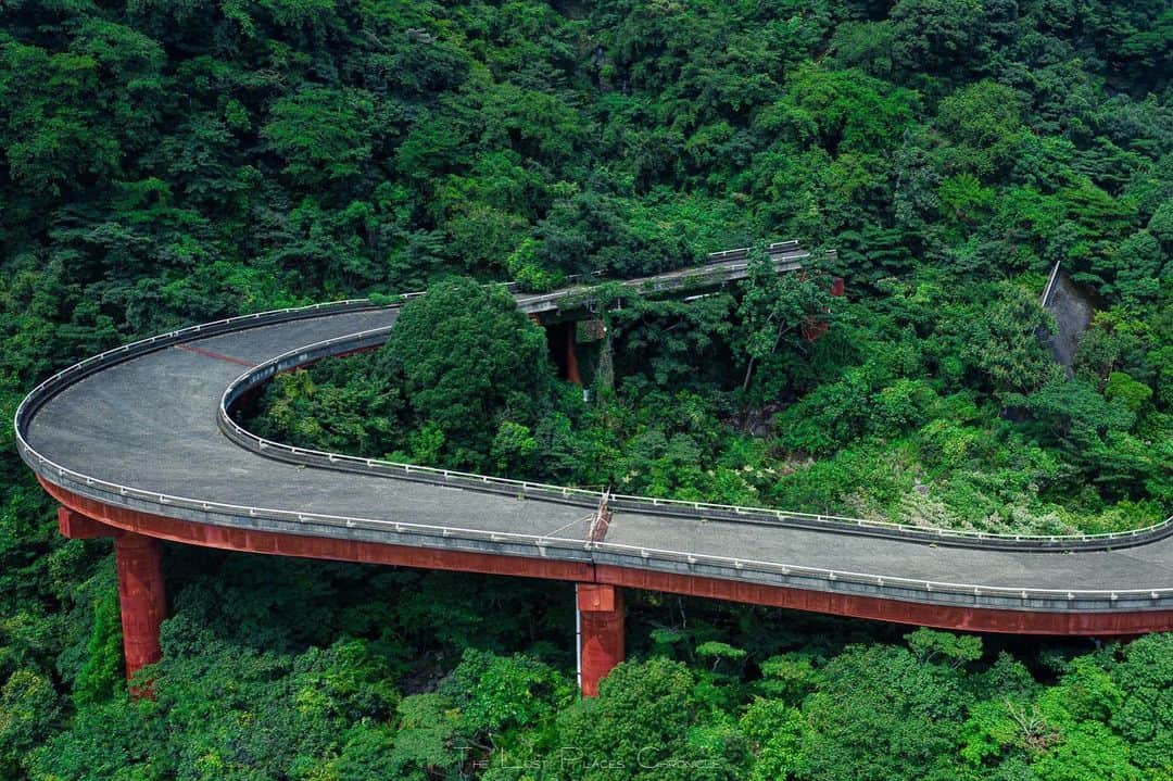 啝 （わ）のインスタグラム：「Abandoned Roop-bridge 𓆲 𓆲 𓆲 #droneoftheday #djimavicpro #djiglobal #drone #dronephotography #dronestagram #dji #topdronephotos #fromwhereidrone #wedroneasia #droneosoar #skyhilife  #japan_urbex #JJ_URBEX #jp_gallery #kf_urbandonedmasks #KINGS_ABANDONED #m3xtures #Meistershots #moodygrams #nature_takes_over #natures_reclaim #pr0ject_uno #rsa_preciousjunk #savethedecay」
