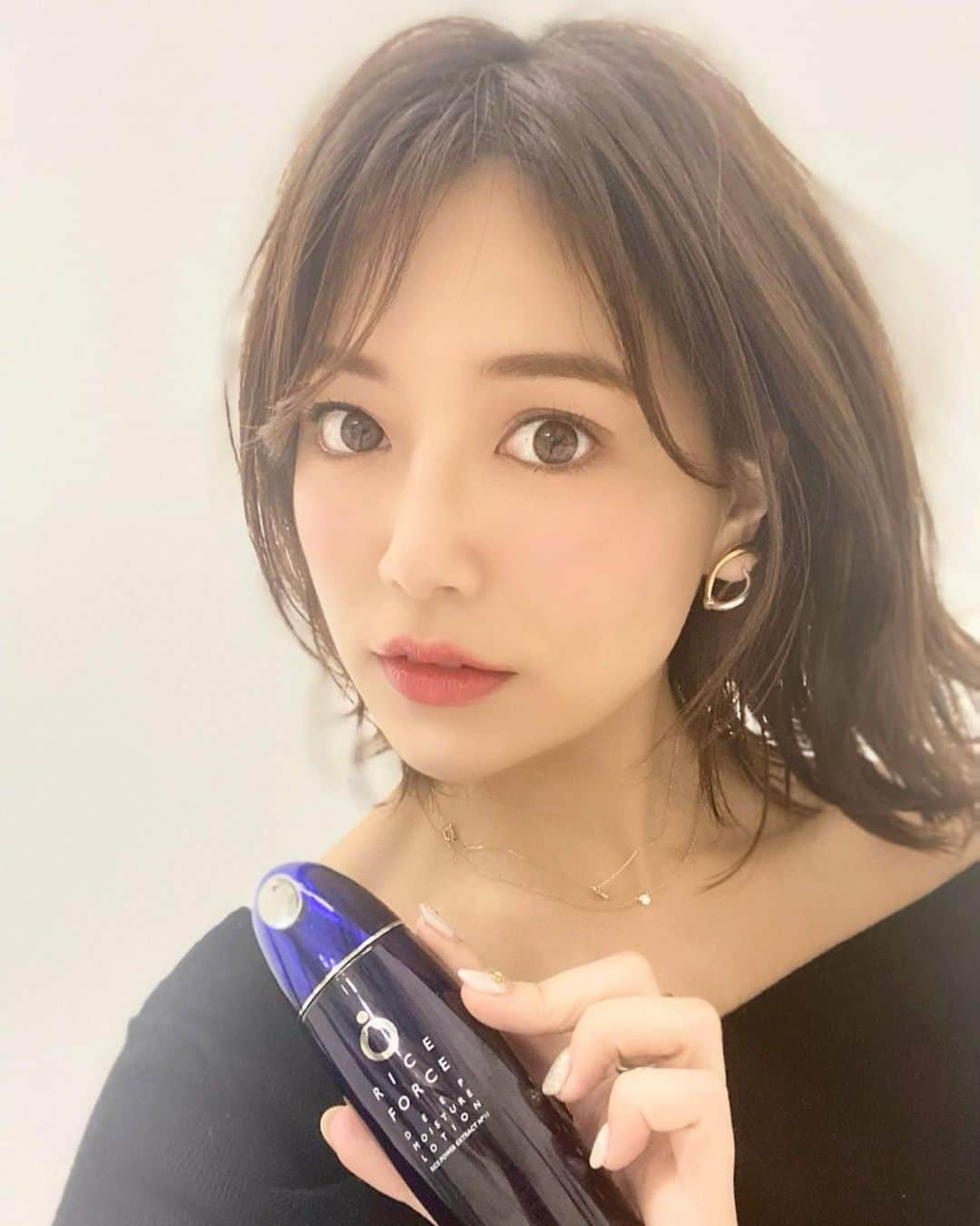 石井里奈さんのインスタグラム写真 - (石井里奈Instagram)「おはよん☀️ . 今朝はビューティー投稿😚💕 . お米の力で美肌を目指せる、ライスフォースのディープモイスチュアシリーズのご紹介✨ . 使用しはじめたきっかけは、撮影でメイクする前のスキンケアで、ライスフォースでケア頂いたときに、保湿・浸透力がすごくて一日潤いを感じることができたから🥺✨ . ケアしたあとのお肌の柔らかさとうるおいを感じると、この乾燥の冬でも安心できちゃうの🙆‍♀️❤️ . 会社のロッカーにセットで置いてあります🙋‍♀️笑 . 何事も効果を実感するためにも、試してみることが大切！ということで、今なら30日間お試し用のハーフボトルが発売されてるみたい🙈💕 . さらにお肌分析サービスもついてるみたいです✨✨自分の肌タイプを知ることで、スキンケアがさらに楽しくなりそうだよね🎵 . 今年も残りわずか！ 今日も頑張っていきましょう💕 . #ライスフォース #RICEFORCE #pr #美肌 #保湿ケア #mybeauty #beauty #skin #スキンケア #skincare #おすすめコスメ #おすすめスキンケア #美容 #美容好き #ビューティー #乾燥対策 #メイク #makeup #ヘアメイク #トライアル #お試し #japanesecosmetics #japanesebeauty #japanese #japanesegirl #instabeauty #cosmetics #blue #りなまるメイク」12月26日 8時36分 - ri7tin1025