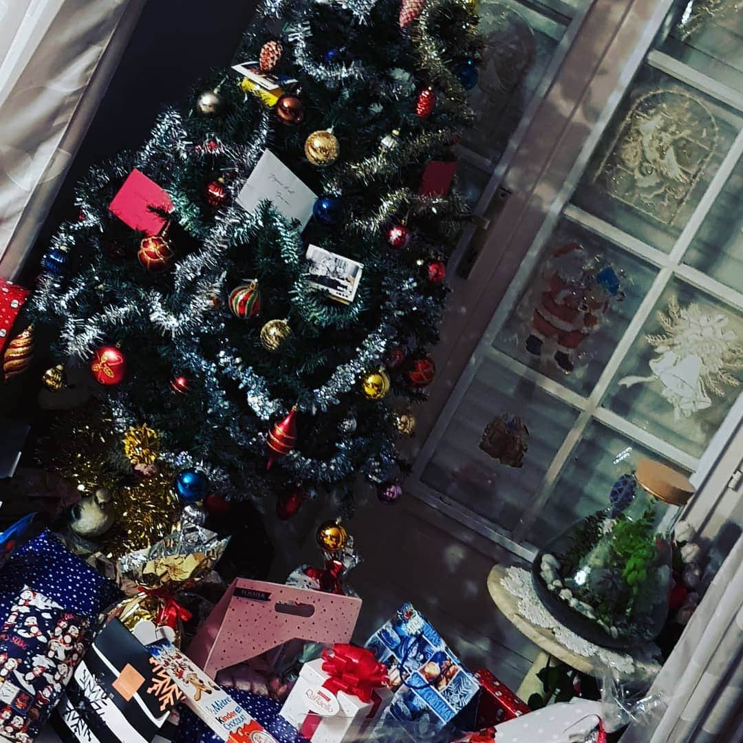 シャルレーヌ・ギニャールさんのインスタグラム写真 - (シャルレーヌ・ギニャールInstagram)「Merry Christmas!!! ☃️❄🎅😘 Buon Natale ! Joyeux Noël ❤ #christmas #family #love」12月26日 8時37分 - charleneguignard