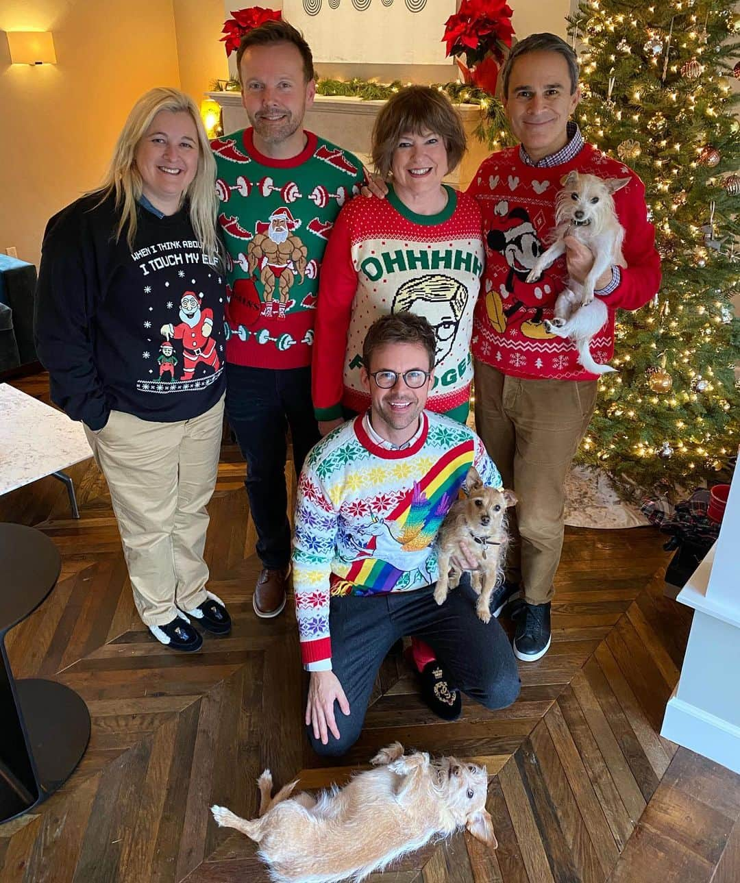 ブラッド・ゴレスキーさんのインスタグラム写真 - (ブラッド・ゴレスキーInstagram)「Cute family, ugly sweaters! So happy everyone’s in LA for Christmas! They are my guests on this weeks special Holiday episode of @bradbehaviorpodcast! Be sure to check it out! ❤️🎄🐶🐶🐶 #adoptdontshop #merrychristmas #uglychristmassweater @amazonfashion」12月26日 8時41分 - bradgoreski