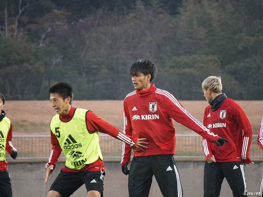日本サッカー協会さんのインスタグラム写真 - (日本サッカー協会Instagram)「📸#U22日本代表 12月25日（水）、長崎合宿２日目。2部練習が行われ、午後のトレーニングの様子です。 ・ 朝から雨が降り続き低い気温の中、午後はポゼッションやシュート練習を実施。選手たちは互いに大きな声を掛け合いながら、連携を深め合いました。。 ・ 🏆キリンチャレンジカップ2019 🇯🇵U-22日本代表 🆚U-22ジャマイカ代表🇯🇲 📅12/28(土) 19:20KO/16:20 開場(予定) 📍トランスコスモススタジアム長崎 📺日本テレビ系 ※チケットは完売しました 👉大会情報はJFA.jpへ ・ #daihyo #キリチャレの日」12月26日 8時42分 - japanfootballassociation