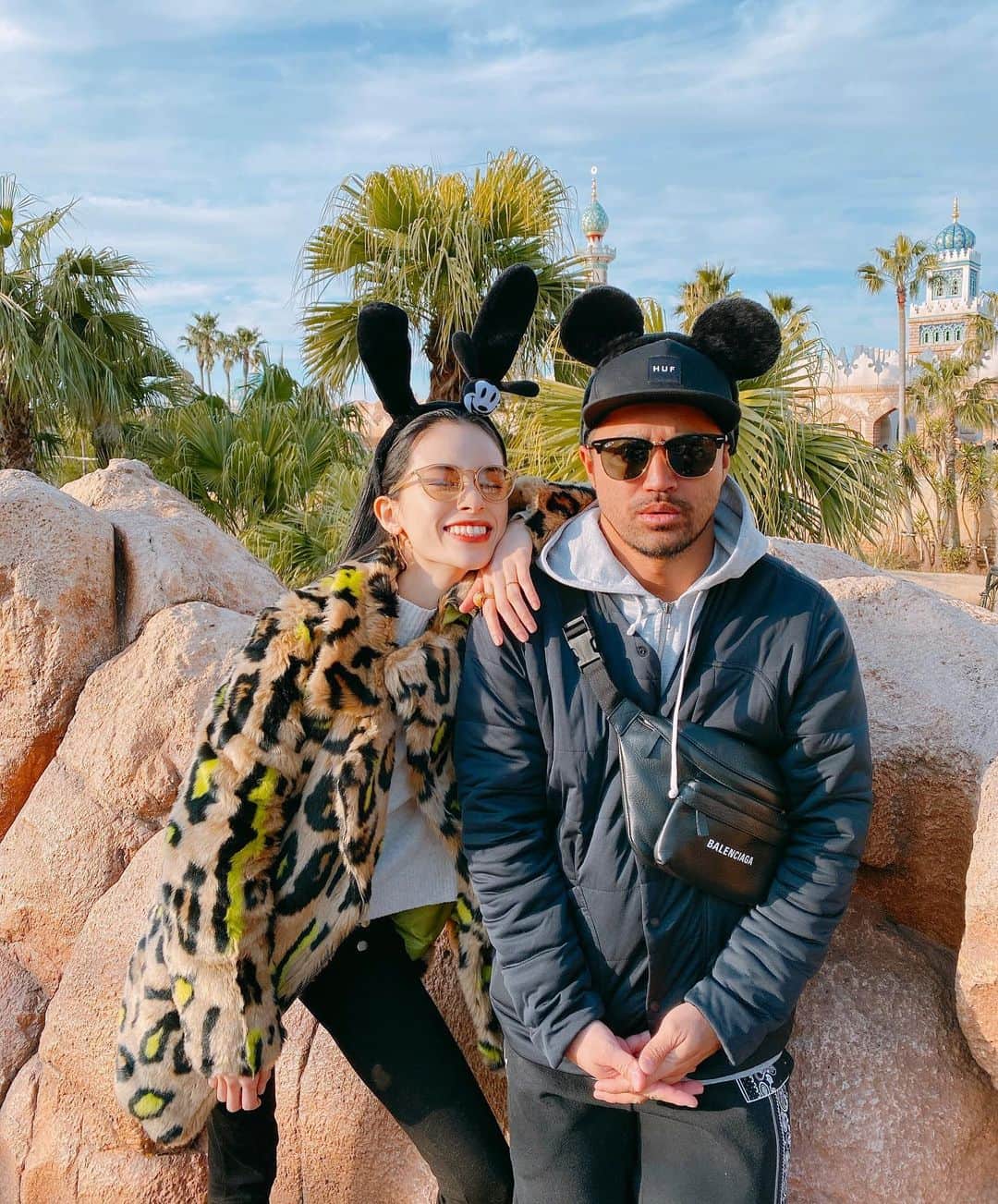 のインスタグラム：「おはようございます🌞 クリスマス終わって即年末モードへ😎 今年は人生史上一番ディズニー行ったなあ。 . アウターは　@bzarjapan で買いましたが もう売り切れてる(´°̥̥̥̥̥̥̥̥ω°̥̥̥̥̥̥̥̥｀) . @tokyodisneyresort_official ＿＿＿＿＿＿＿＿＿＿＿＿＿＿＿＿＿＿ #ディズニー #ディズニーランド #東京ディズニーランド #ディズニーリゾート #東京ディズニーリゾート #ディズニー写真部 #ミッキー#tdl #disney #disneyland #tokyodisneyland #disneyresort #instadisney #disneygram #myhusband #husbandandwife #husband」