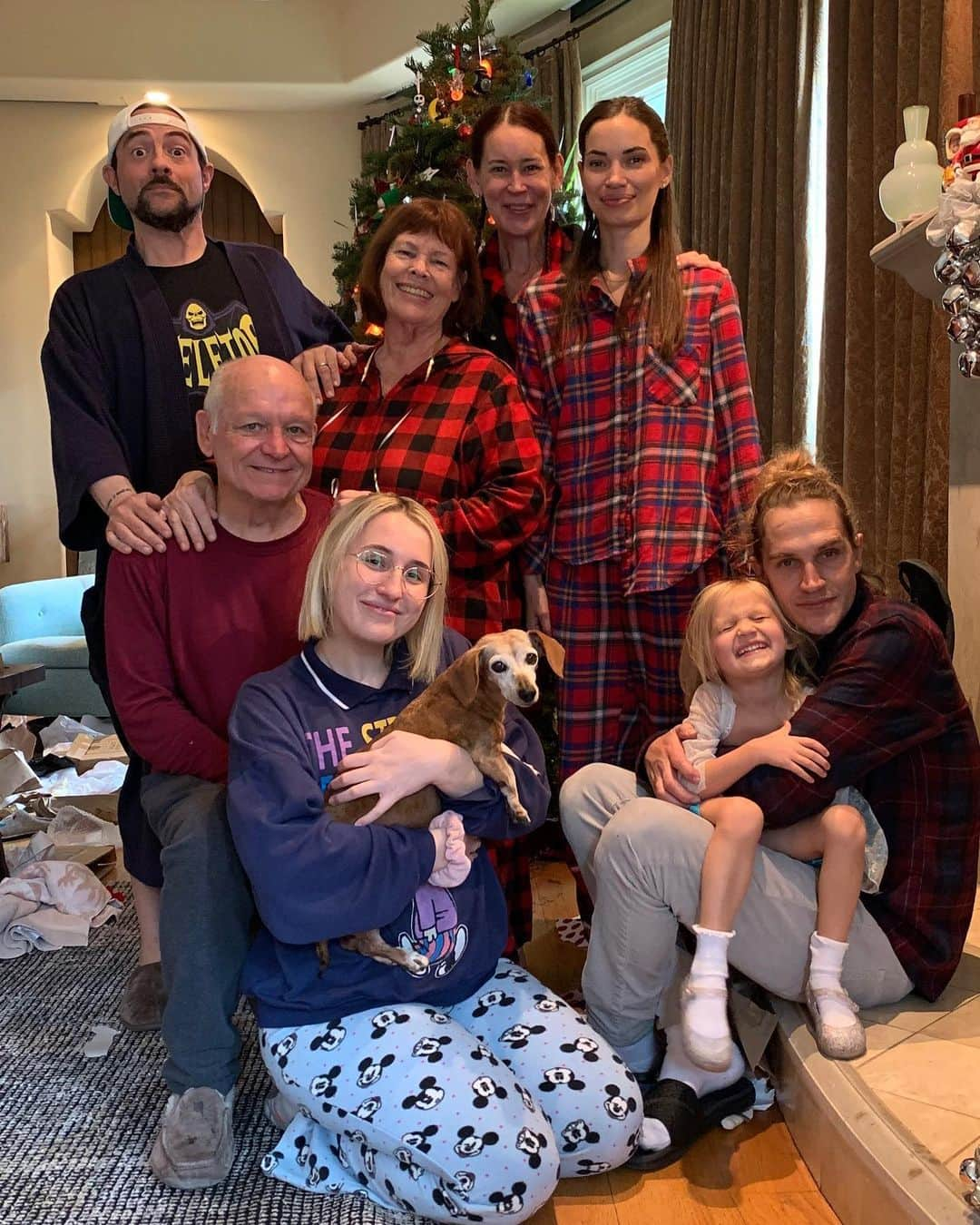 ケヴィン・スミスさんのインスタグラム写真 - (ケヴィン・スミスInstagram)「MERRY CHRISTMAS from @jayandsilentbob and their families! When you bought tickets to the #jayandsilentbobrebootroadshow Tour, you put food in the mouths and clothes on the backs of all these people. So both @jaymewes and I thank you - as does @jordanmonsanto, @harleyquinnsmith, @jenschwalbach, @loganleemewes, Byron and Gail! You wanna keep feeding and clothing us? #rebootroadshow tickets are available at the link in my bio! We start back on the tour in #oakland on JANUARY 10th! #KevinSmith #jasonmewes #jordanmewes #harleyquinnsmith #jenschwalbach #jaymewes #loganleemewes #christmas」12月26日 8時53分 - thatkevinsmith