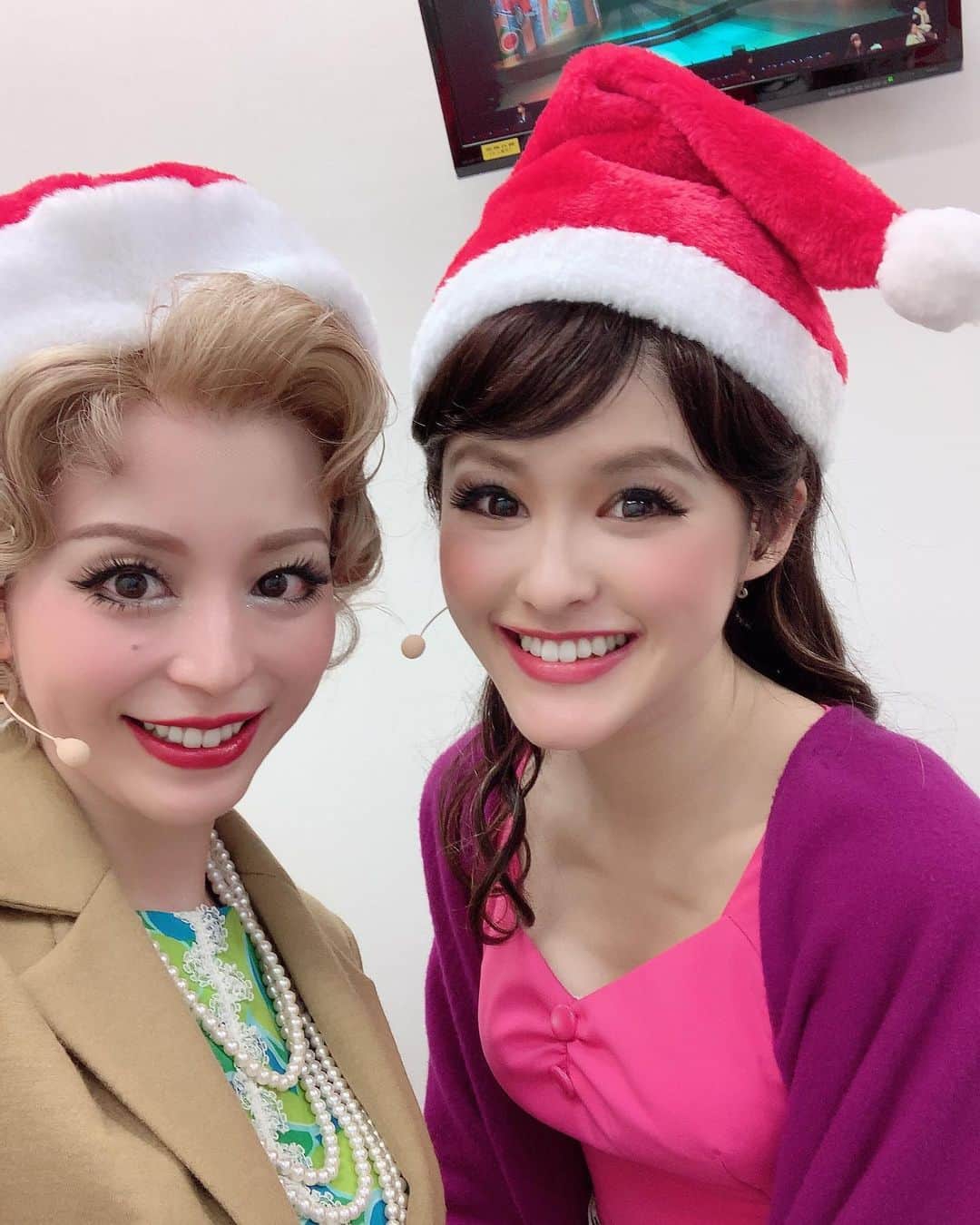 平野綾さんのインスタグラム写真 - (平野綾Instagram)「Merry Christmasでした🎄✨﻿ ﻿ クリスマスは終わってしまいましたが、﻿ 毎日♪メリークリスマス〜　と歌っているので、﻿ きっと『ロカビリー☆ジャック』が終わるまではクリスマス気分が抜けません笑✨﻿ ﻿ こんちゃんと❤️﻿ クリスマスSPカーテンコールver.のルーシー＆サマンサ💖﻿ ﻿ 楽屋着おそろです💕﻿ 真顔かよ🤣笑笑。﻿ ﻿ 今日は13:00〜と18:00〜の2公演💡﻿ 明日は公演後に"オダイバ！超次元音楽祭"の収録だし、﻿ その後2回公演が続いて、きっと一気に駆け抜けて大晦日です‼️﻿ ﻿ 今年のラストスパート💫﻿ よろしくお願いします‼️✨✨✨﻿ ﻿ ﻿ ﻿ #merrychristmas #メリークリスマス﻿ #ロカビリージャック #rockabillyjack﻿ #シアタークリエ﻿ #オダイバ超次元音楽祭﻿ #ayahirano #平野綾」12月26日 9時00分 - a_ya.hirano