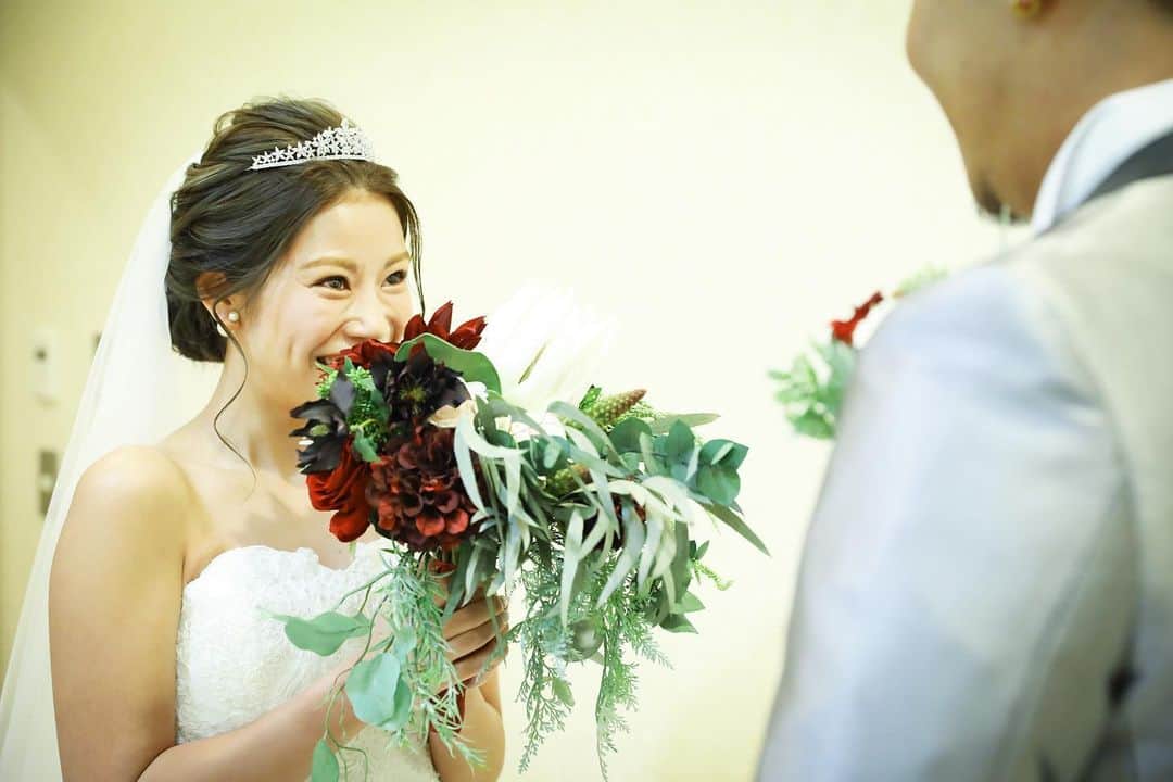 ホテルモントレ ラ・スール大阪ウエディングのインスタグラム：「@lasoeurosaka_wedding ファーストミートの瞬間💕 . . . #モントレ花嫁 #ホテルモントレラスール大阪  #モントレウェディング #モントレ #モントレラスール大阪 . . #dressy花嫁  #marry花嫁  #プレ花嫁 #卒花嫁 #全国の花嫁さんと繋がりたい  #weddingdress #takamibridal  #wedding #結婚式 #ホテル」