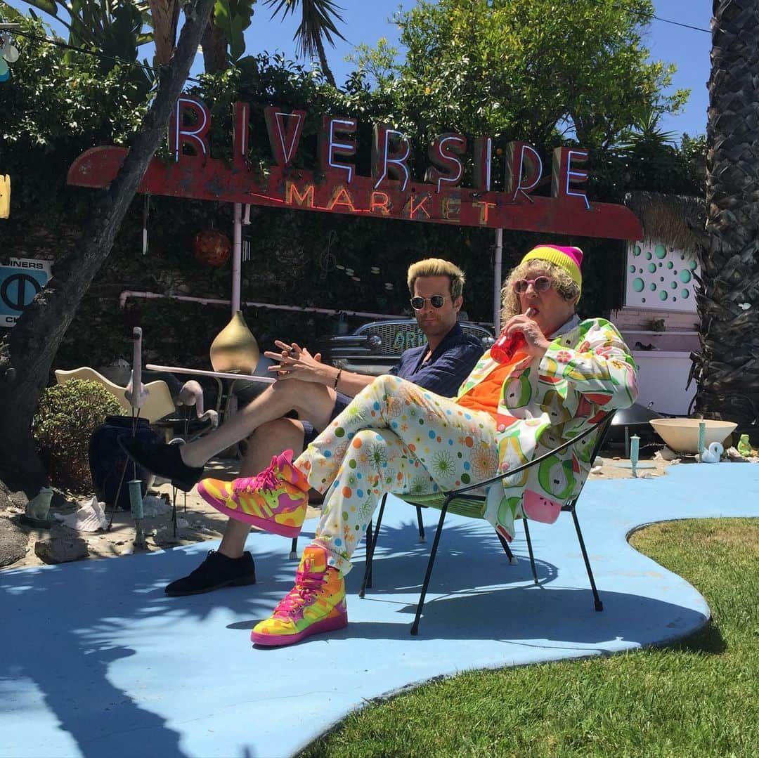 メイヤー・ホーソーンのインスタグラム：「Rest in Boogie Wonderland Allee Willis. You made the world so much more colorful and fun, not only through your music, but through your character and style. So grateful to have experienced your wonderous world. 💛」