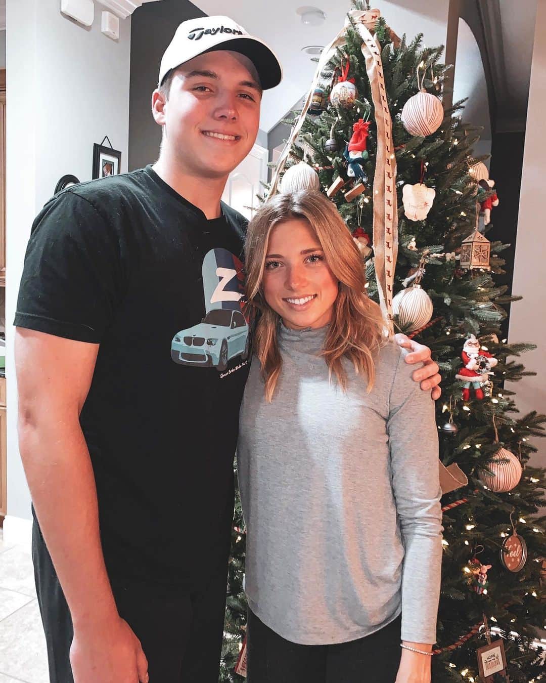 Sierra Brooksのインスタグラム：「wнen yoυr “lιттle вroтнer” ιѕ тaller тнan тнe cнrιѕтмaѕ тree 🎄」