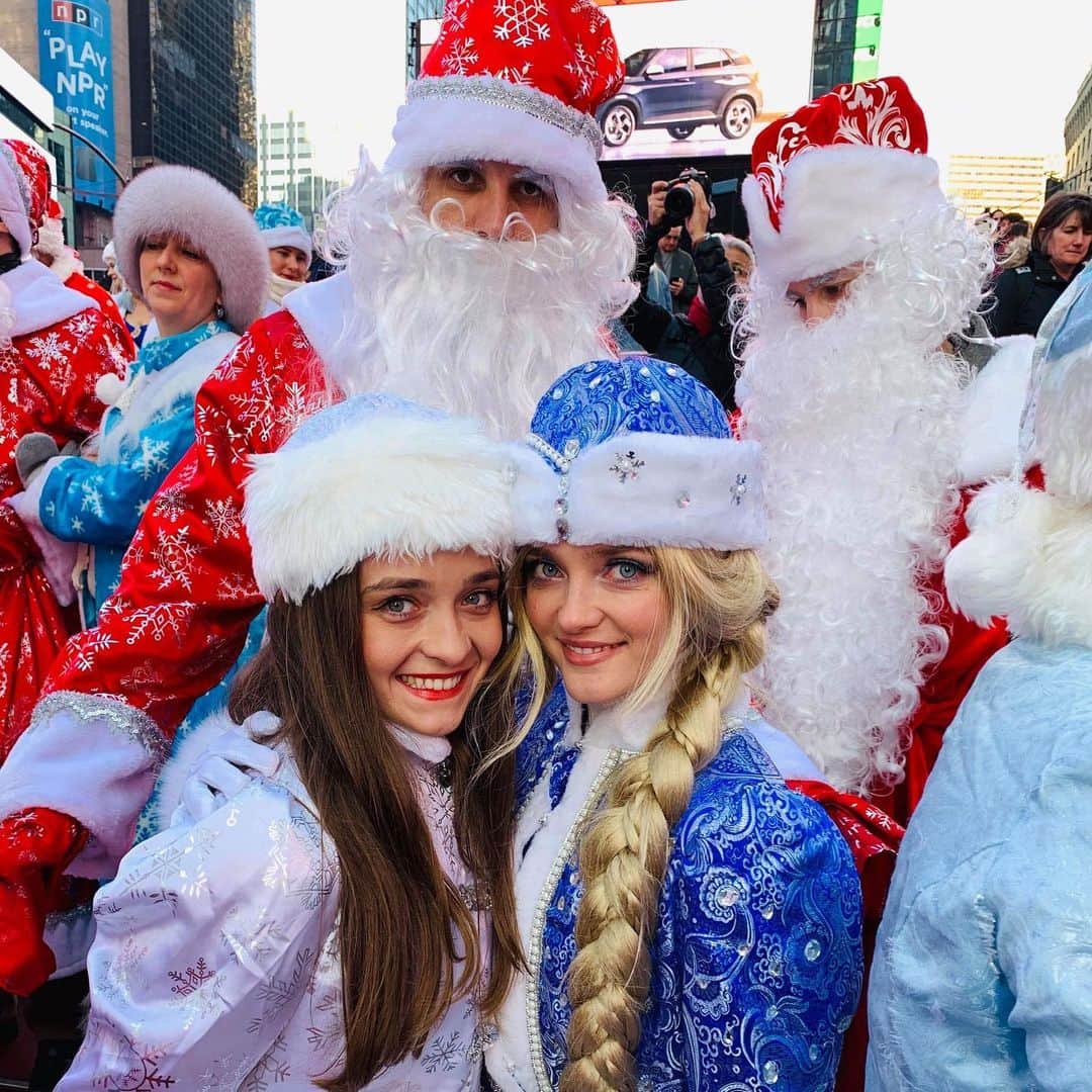 ヴラダ・ロスリャコヴァさんのインスタグラム写真 - (ヴラダ・ロスリャコヴァInstagram)「We wish you a Merry Christmas!」12月26日 9時12分 - vladaroslyakova