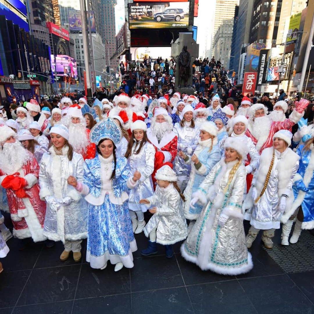 ヴラダ・ロスリャコヴァさんのインスタグラム写真 - (ヴラダ・ロスリャコヴァInstagram)「We wish you a Merry Christmas!」12月26日 9時12分 - vladaroslyakova