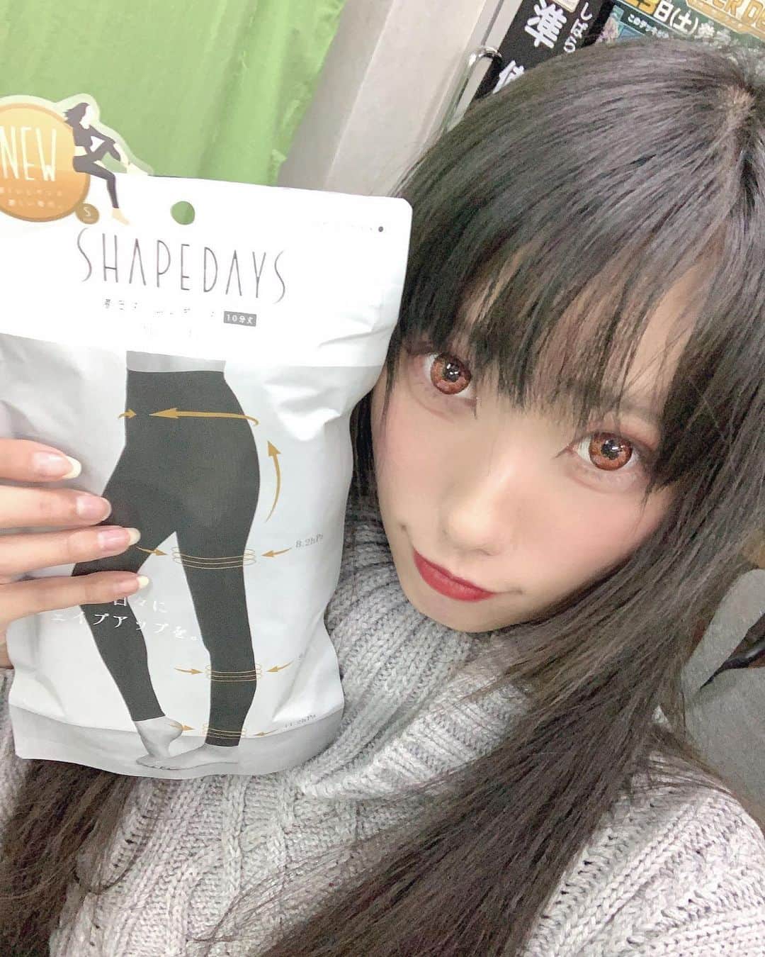 のインスタグラム：「こんばんわ＊*(ू•ω•ू❁)*＊ 寒いし浮腫むし冬は大変😂😂😂 . なので初めてシェイプデイズげっとしてみました✨✨ . 引き締め感すごくいいけど、きつすぎなかったから、 ちょうどよくて最高♥️ . むくみも解消するといいなぁ、、、シンプルなレギンスなので、 お洋服とコーディネートしつつ履いてみます💌 .  #シェイプデイズ #着圧スリムレギンス #着圧レギンス #SHAPEDAYS #浮腫み対策 #シェイプコーデ #pr」