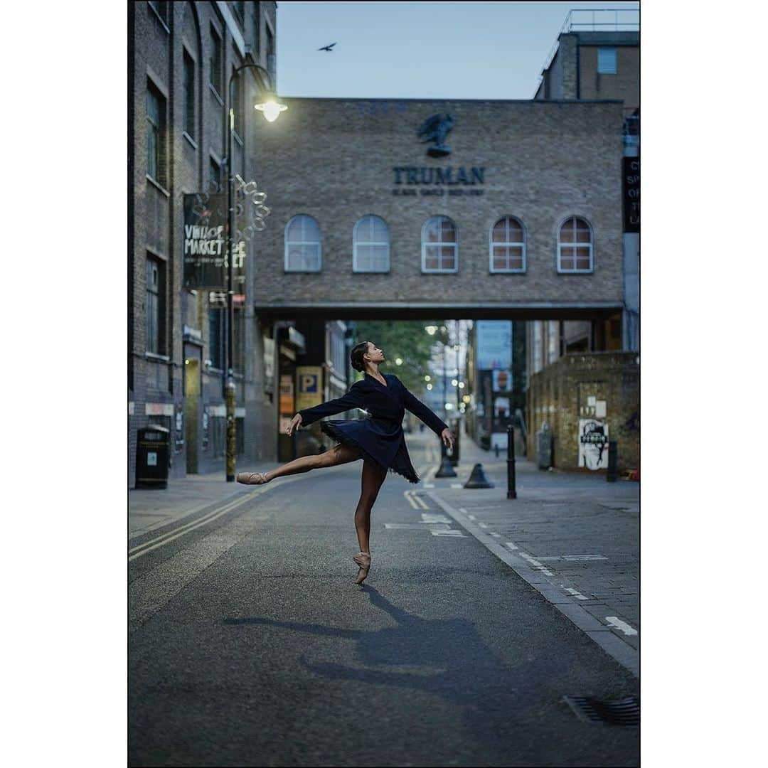 ballerina projectさんのインスタグラム写真 - (ballerina projectInstagram)「The beautiful and talented Francesca Hayward @frankiegoestohayward is starring in the newly released Cats Movie @catsmovie. Support Francesca and the many other dancers in this production by checking out this film.  #ballerina - @frankiegoestohayward #royaloperahouse #coventgarden #baronscourt #millenniumbridge #eastlondon #london #ballerinaproject #ballerinaproject_ #ballet #dance #pointe #francescahayward #catsmovie」12月26日 0時20分 - ballerinaproject_