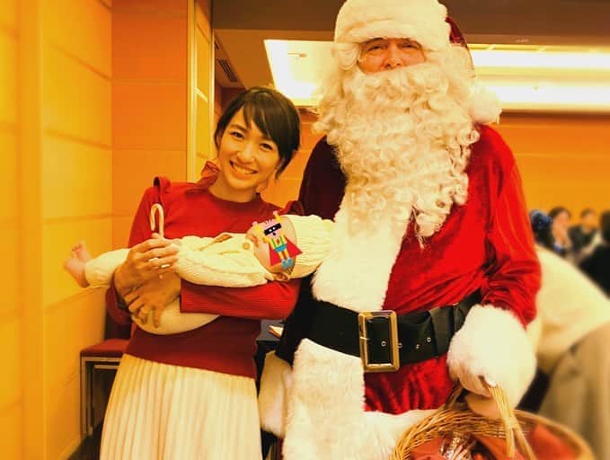小林夏子のインスタグラム：「🎅✨ #merrychristmas  #son #babyboy #3months #mom #firstchristmas #santaclaus #dinner #thisyear #off #winter #love #life #thanks」