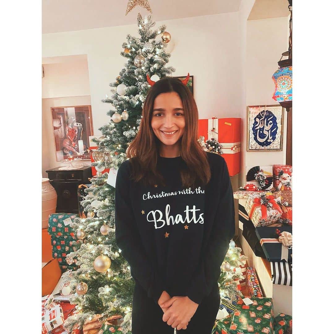 アリア・バットのインスタグラム：「It’s the best time of the year again. Merry Christmas ❤️」