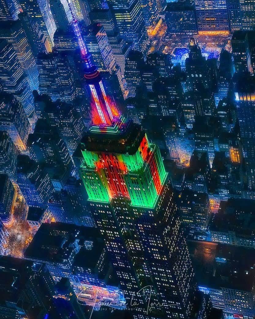 Empire State Buildingさんのインスタグラム写真 - (Empire State BuildingInstagram)「#MerryChristmas from New York City! 🎄 . We’re lighting up the skies for Santa’s return to the North Pole as we shine in red & green with a candy cane in our mast. #EmpireStateBuilding 🎅 . It’s the last night of our holiday light shows, so be sure to catch @mariahcarey’s “All I Want For Christmas is You” at 8PM synced to the song on @z100newyork & @1067litefm. . At 9PM is the last replay of @leamichele’s #ChristmasinNewYork music-to-light show with @kayjewelers, synced to the song playing simultaneously on @iheartradiobroadway! ☃️ . 📷: @javierltg」12月26日 0時22分 - empirestatebldg