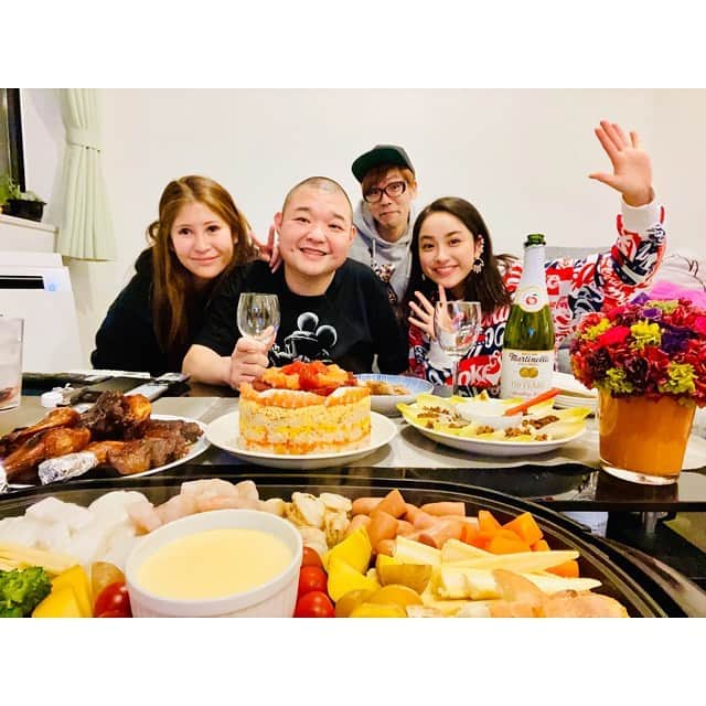 平祐奈さんのインスタグラム写真 - (平祐奈Instagram)「HAPPY CHRISTMAS NIGHT🤶💫❤️ 内山夫妻とおさむさんと私の兄Familyでクリスマス会✨ あ〜楽しかった😂💕 プレゼント交換もしたんだ〜！ 琴さんのお料理がぜんぶ本当に美味しいの🤤鱈腹頂きました！ 今日からお料理の先生になって貰ったんだ✨ みなさんはどんなクリスマスでしたか？🎄」12月26日 0時23分 - yunataira_official