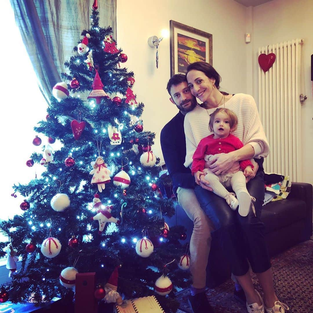 ギョズデ・ソンスルマのインスタグラム：「Buon Natale🎄👨‍👩‍👧 #gozdealemavi」