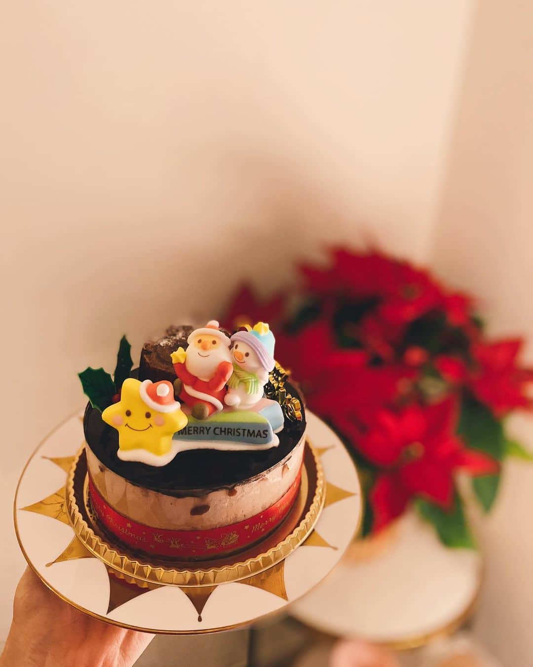 のインスタグラム：「➖ ℂ𝕙𝕣𝕚𝕤𝕥𝕞𝕒𝕤 𝔻𝕚𝕟𝕟𝕖𝕣 🧑🏼‍🍳✨ 王道ドラえもんシャンメリー&王道砂糖菓子たっぷりクリスマスケーキ♥Jはチキンが一番喜んでた✨料理は全部完成させるには二時間くらいかかった（笑）ポン酢ジュレ初めて作って美味しくできたんやけど作りすぎて冷蔵庫に眠ってる😂 #クリスマスディナー #シャンメリーで乾杯 #男の子ママ」