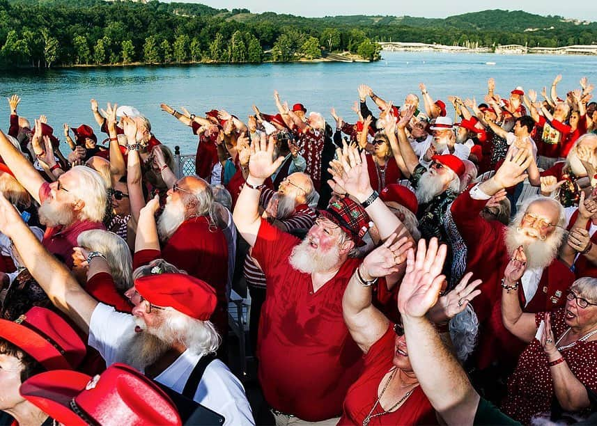 ナショナルジオグラフィックさんのインスタグラム写真 - (ナショナルジオグラフィックInstagram)「Photos by @dina_litovsky | Merry Christmas! Santas aboard the Showboat Branson Belle gather for a group photo, followed by dinner, dancing, and a show. Hundreds of professional Santas flock to what is billed as the world’s largest Santa convention, taking place in the 90-degree heat of Branson, Missouri, in August. The five-day gathering is a jubilant, busy affair filled with numerous activities, including a Santa fashion show and a parade. For more images, follow me @dina_litovsky.」12月26日 0時37分 - natgeo