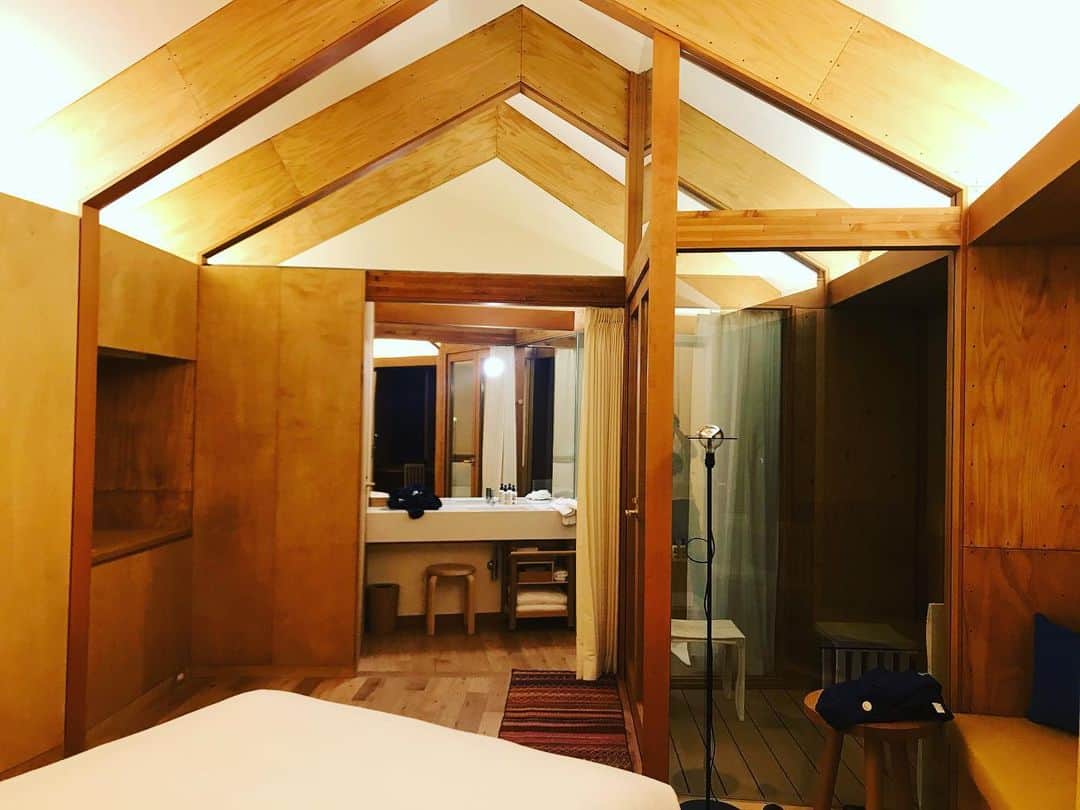 遠山正道さんのインスタグラム写真 - (遠山正道Instagram)「#ししいわハウス #坂茂建築 #軽井沢 お招き頂きましたが素晴らしい。共用を5割とって、コミュニケーションを促す。 実際私は夜他の宿泊者2名とずっと飲んでました^ ^ 素晴らしい！ ありがとうごさいました。」12月26日 0時38分 - masatoyama