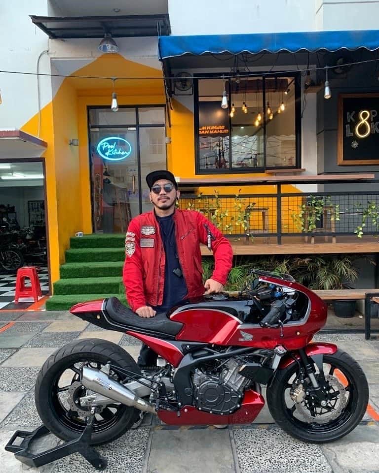 のインスタグラム：「Honda CBR250RR neo cafe special built for @shitlicious! Via @katrosgarage #atenxkatros #hondacbr #hondacbr250rr #hondacbcustom #caferacer #hondacbrindonesia #caferacerindonesia」