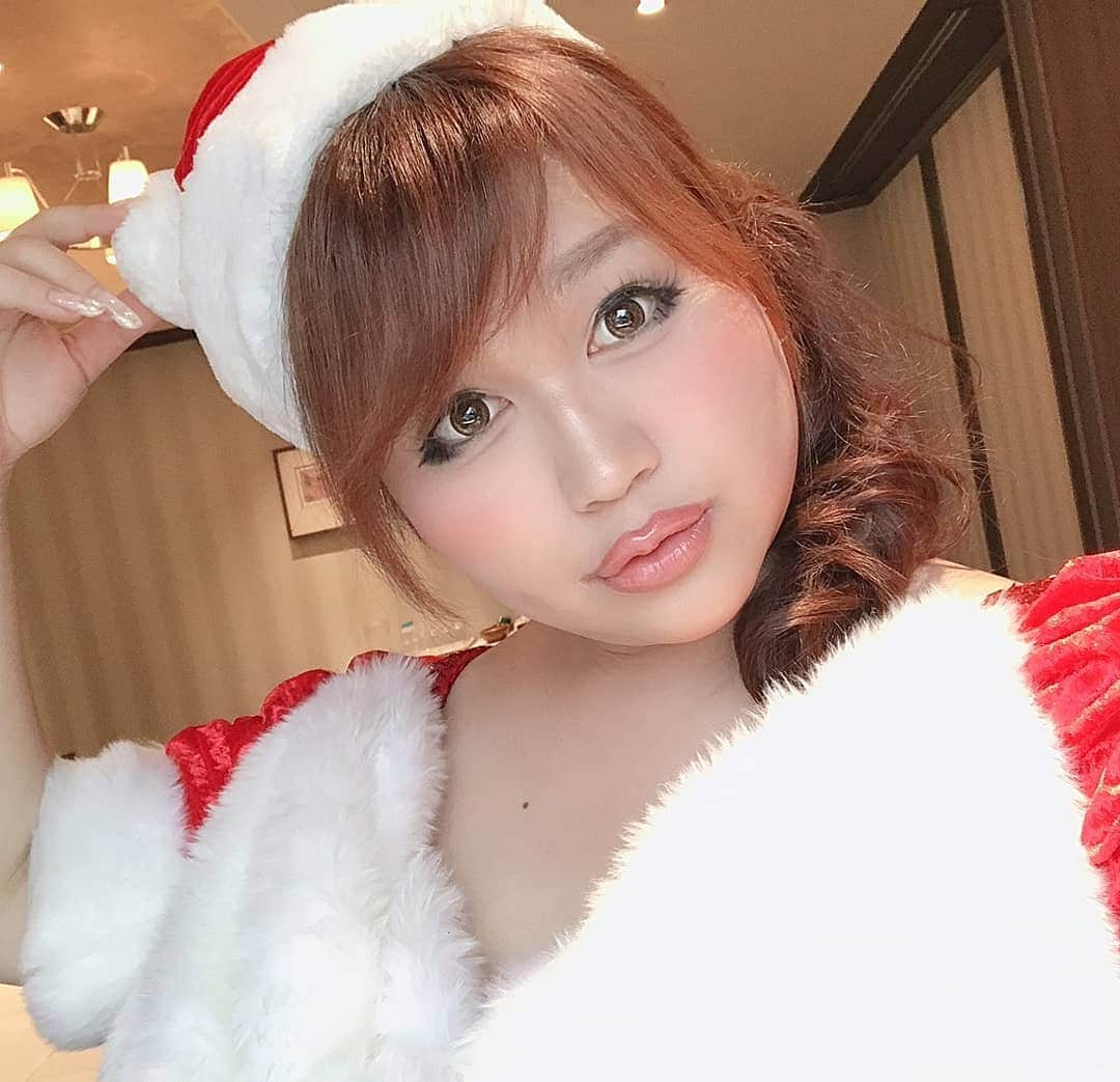 りんごちゃんさんのインスタグラム写真 - (りんごちゃんInstagram)「🎅おメリクリ🎅  #みなさんはどんな #Christmas を #過ごしましたか？  #私は #広島県#福山市 #ニューキャッスルホテル にて #三遊亭とむ さんと #ディナーのショーを #しましティン  #りんご&とむ #スペシャルメニュー #うまティン!!」12月26日 0時38分 - ringochan_0626