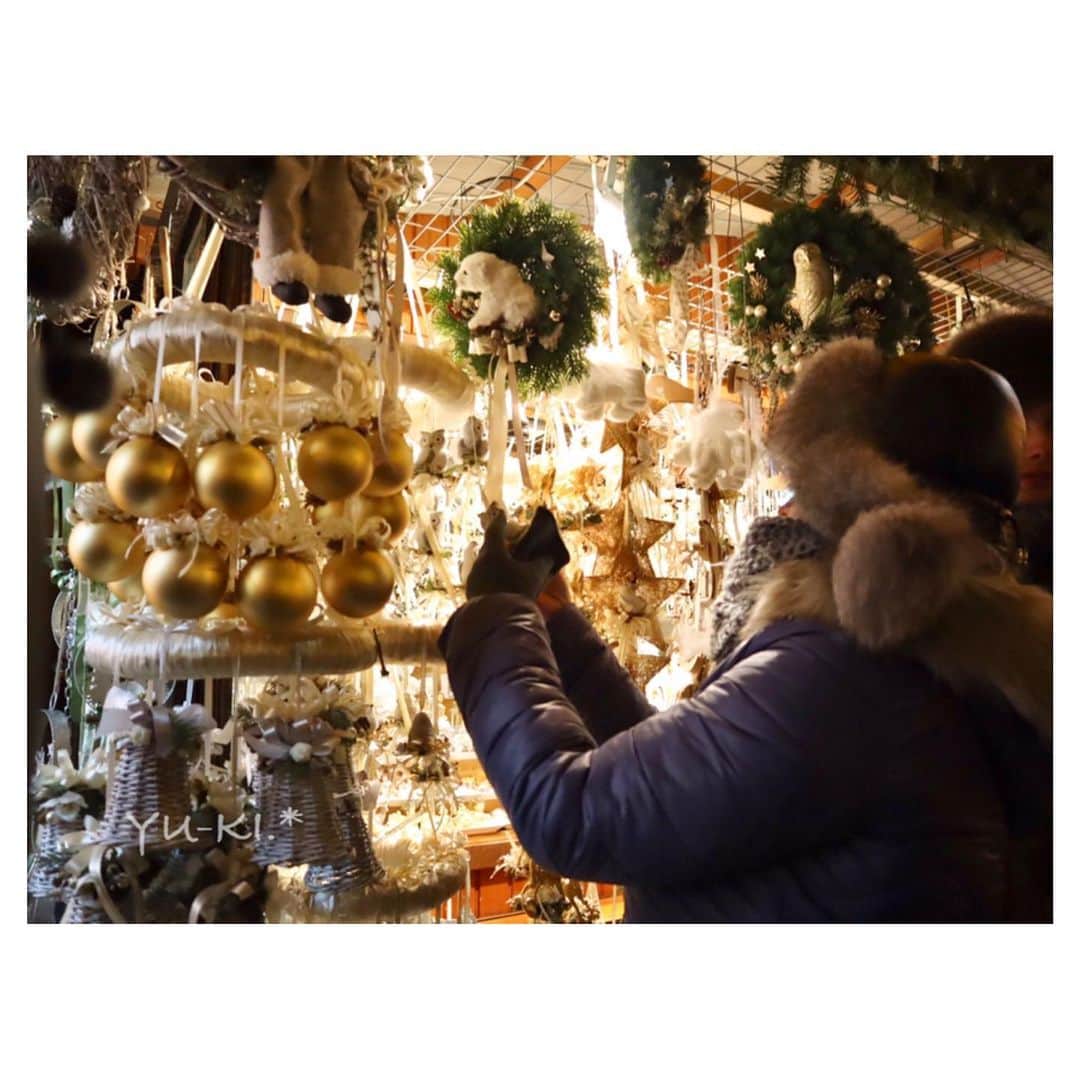 のインスタグラム：「. 🎄 . オーナメントたちがどこのお店を見ても 美しすぎたりかわいすぎたりで 逆に欲を抑えられた😂💕 ( 割と大物買ってきたけど ) . 買うつもりなかったけど写真見たら スノードームやすっ！笑 . #merrychristmas #christmasmarket #christkindlmarkt #weihnachtsmarkt #wienerchristkindlmarkt #xmasornaments #wien #cameragirl #EOSkissM #travelgirl #ilovetravel #iloveeurope #メリークリスマス #クリスマスマーケット #クリスマスオーナメント #ウィーン #オーストリア #カメラ女子 #海外一人旅 #女子旅 #旅好き」