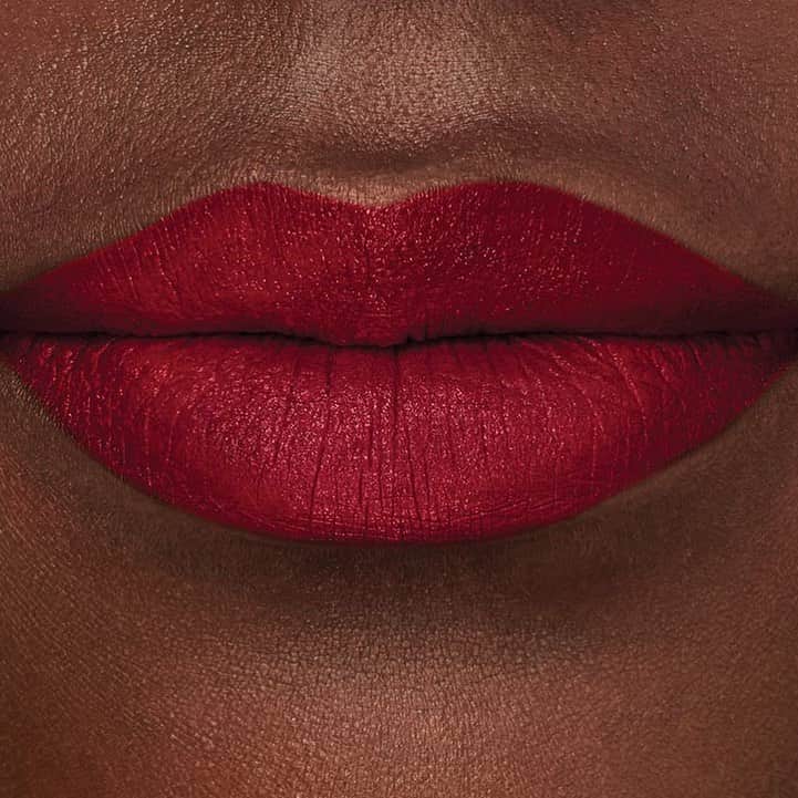 Maybelline New Yorkさんのインスタグラム写真 - (Maybelline New YorkInstagram)「RED lip gang unite!💄We're looking forward to the new year in the #superstayinkcrayon shade 'own your empire'. Comment below if you're rocking around in red today!」12月26日 0時31分 - maybelline