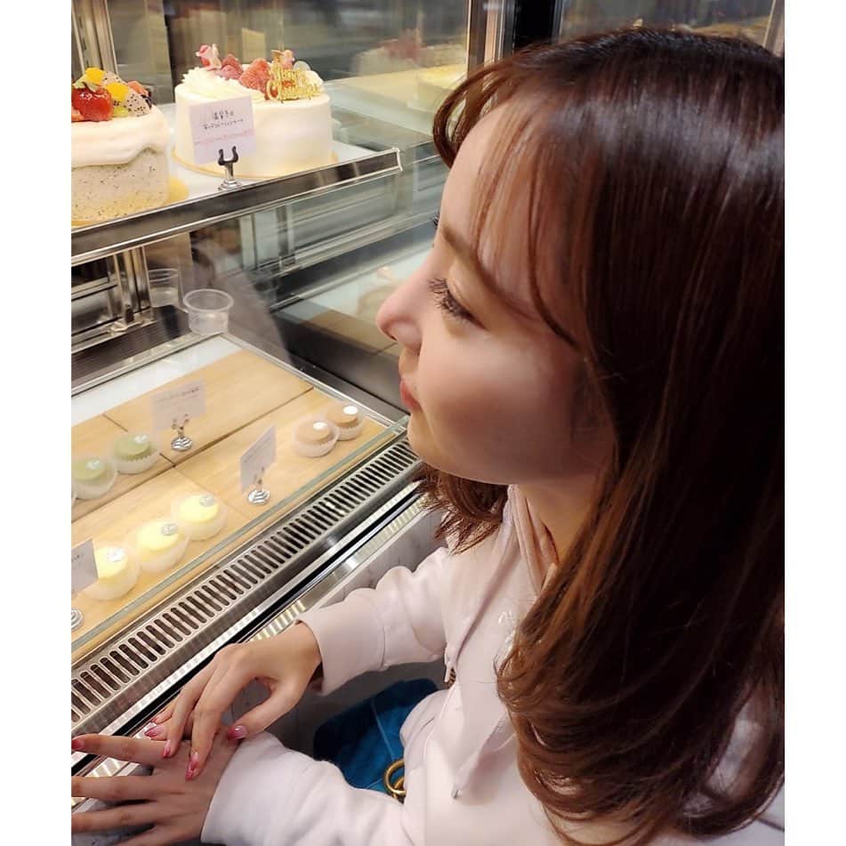 輝月あんりのインスタグラム：「聖誕快樂！ 🎄🎅💕 我買蛋糕的心情很好♥🧁♥」