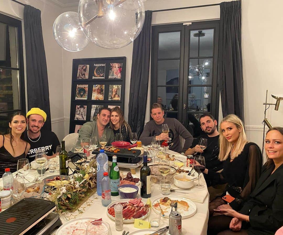 Dimitri Vegas & Like Mikeさんのインスタグラム写真 - (Dimitri Vegas & Like MikeInstagram)「Because before-dinner pictures are overrated... Merry Christmas Everybody 🎄🎄🎄」12月26日 0時34分 - dimitrivegasandlikemike