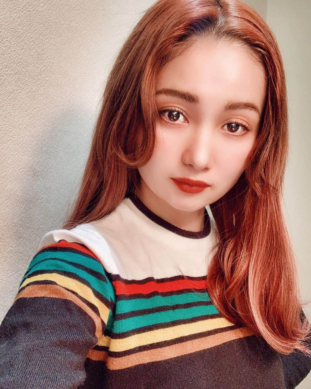 チアコマさんのインスタグラム写真 - (チアコマInstagram)「オレンジヘア🍊🧡にしたから﻿ ヘアメイクと服装をレトロに﻿ してみた🧡🍊🧝‍♀️﻿ ﻿ 念願の#サンサスターク ヘア﻿ 嬉しすぎる🤦🏼‍♂️﻿ @maaaa6 本当にありがとうございました♡﻿ ﻿ ﻿ ﻿ ちなみにマキサン、 コスプレウィッグ作るの﻿ レイヤーさん並みにうまいwww!!﻿ 前髪の立ち上げと生え際も作れるねん！！﻿ もしかしたらウィッグ制作﻿ お仕事で受けてくれるかもしれない、、、？！﻿ ので気になる方は﻿ 相談だけでもしてみて！w﻿ ﻿ エクステはエクステニストなだけあって、 これだけナチュラルにつけてくれる！！﻿ ﻿ まぢで神！！﻿ そしてホンマにおもしろい﻿ ふわふわ浮いてるから﻿ 多分若干だけ体浮かんでるんやと思う🧝‍♀️🧡🧚‍♀️﻿ ﻿ #エクステ #シールエクステ #編み込みエクステ﻿ #ナチュラルエクステ #セミロング﻿ #レトロ #70年代風 #vintage #gingerhead #gingerhair﻿ #赤毛 #オレンジヘア #orangehair #ロングヘア﻿ #salonmodel #makeup #オレンジメイク ﻿ #レブロンリップ #レブロン #revlon  #canmake #chiakoma #チアコマ#selfie #セルフィー #自撮り」12月26日 0時35分 - chia_koma