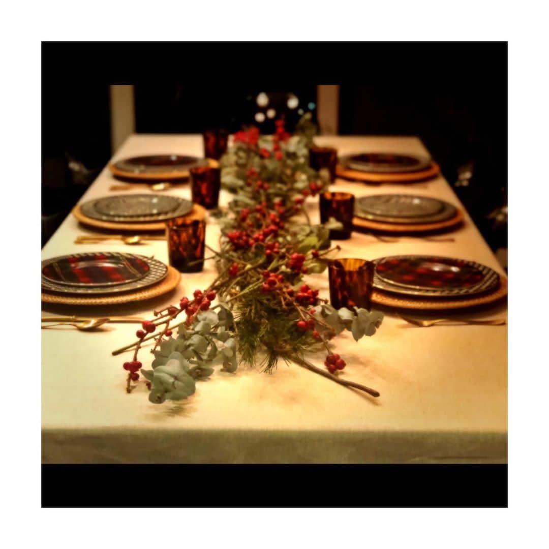 ディーピカー・パードゥコーンさんのインスタグラム写真 - (ディーピカー・パードゥコーンInstagram)「For personalised ‘table setting’ services contact Deepika & Co...Ho Ho Ho....😝🎅🎄🎅😝#merrychristmaseveryone」12月26日 0時35分 - deepikapadukone