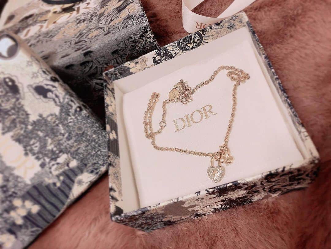 七瀬美月さんのインスタグラム写真 - (七瀬美月Instagram)「thankyou 🎄⭐️☃️🥺 .  私はマフラーあげた💓 .  #dior#necklace#present #accessory#Clover#Christmaspresent」12月26日 0時36分 - yskwask1114