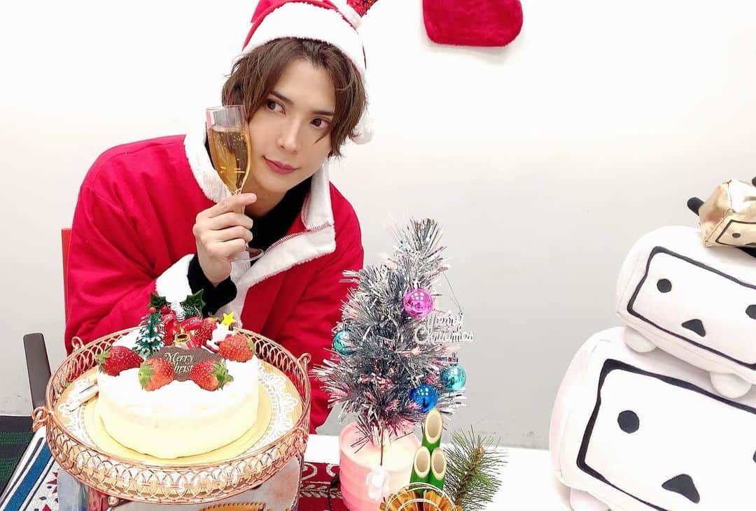 仲田博喜のインスタグラム：「ひろきサンタのクリスマス特別配信のご視聴ありがとうございました。  沢山のコメントもありがとう！  クリスマスを皆と過ごせて幸せです(๑˃̵ᴗ˂̵) 次回もお楽しみに(^^) メリークリスマス🎄  #生放送 #ゆるゆる #サンタさん #プレゼント #大切な #時間 #大切な #ファンの皆 #ありがとう #慣れない #www #そろそろ #一年 #振り返る #ポキポキ #メガネ」