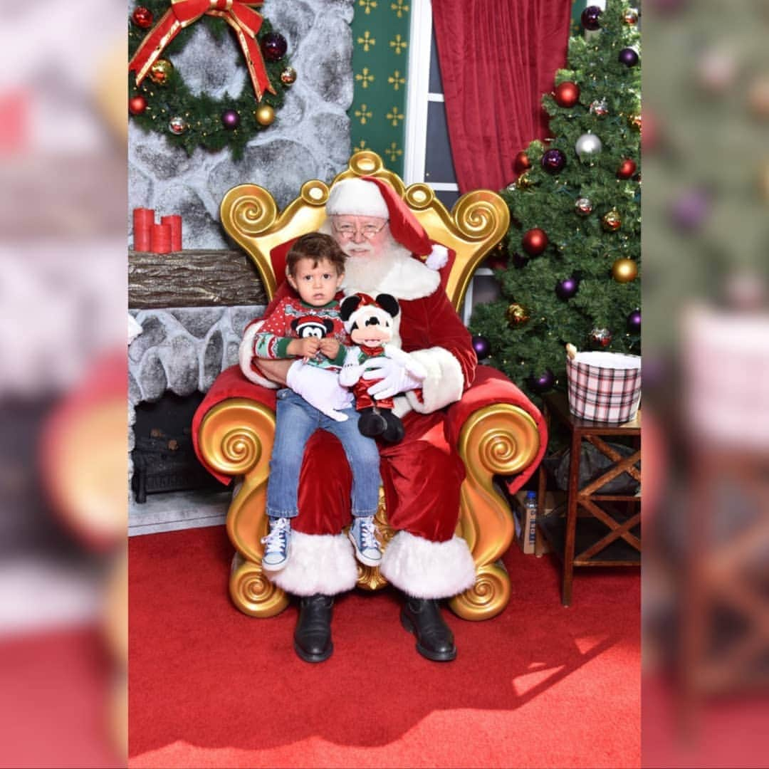 ターニャ・テイトさんのインスタグラム写真 - (ターニャ・テイトInstagram)「#livestream It's Christmas! Merry Christmas! 🥳🎄🎅🎁 . . .  Happy Holidays ! I hope you have a lovely day ! . . .  What have you been doing today so far ? What will you do for the day ? I hope your day is filled with Christmas joy . . .  Come share your activities and festive plans . . .  You can join me for a family friendly chat on my #youtubelive #stream . . .  Join me here . . . 👉🏻youtube.com/tanyatatetube👈🏻 . . . ☝🏻Subscribe and Get Notified when I go Live . . .  #TanyaTate #ItsChristmas #MerryChristmas #ChristmasMorning #FatherChristmas #FestiveTime #SantasBeen #ChristmasDinner #ChristmasDay #ChristmasHoliday#GiftGiving #GoingLive #Breakfast #QueenTanyaTate 👑」12月26日 0時39分 - tanyatate