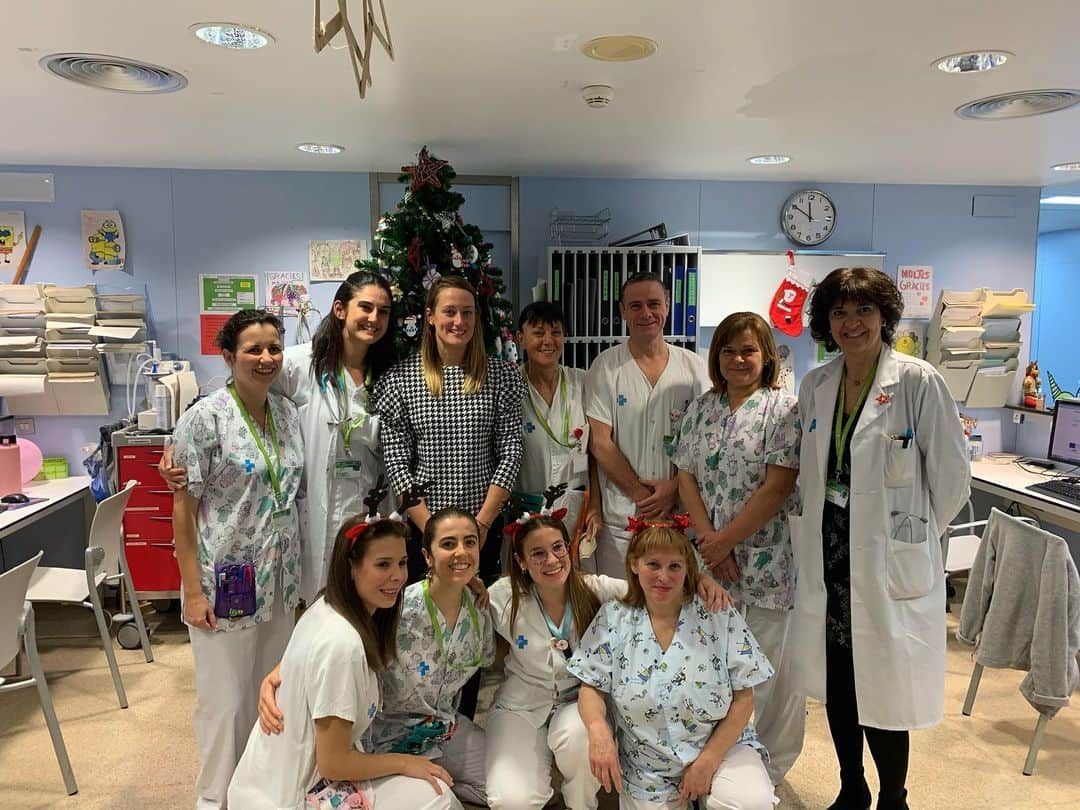 ミレイア・ベルモンテ・ガルシアのインスタグラム：「Día de navidad y día que estar con los más pequeños que no pueden estar en sus casas con sus familiares! Gracias, una vez más, al hospital Can Ruti por hacerlo posible! 🎅🏼🎄 #amicsdecanruti #navidad #merrychristmas」