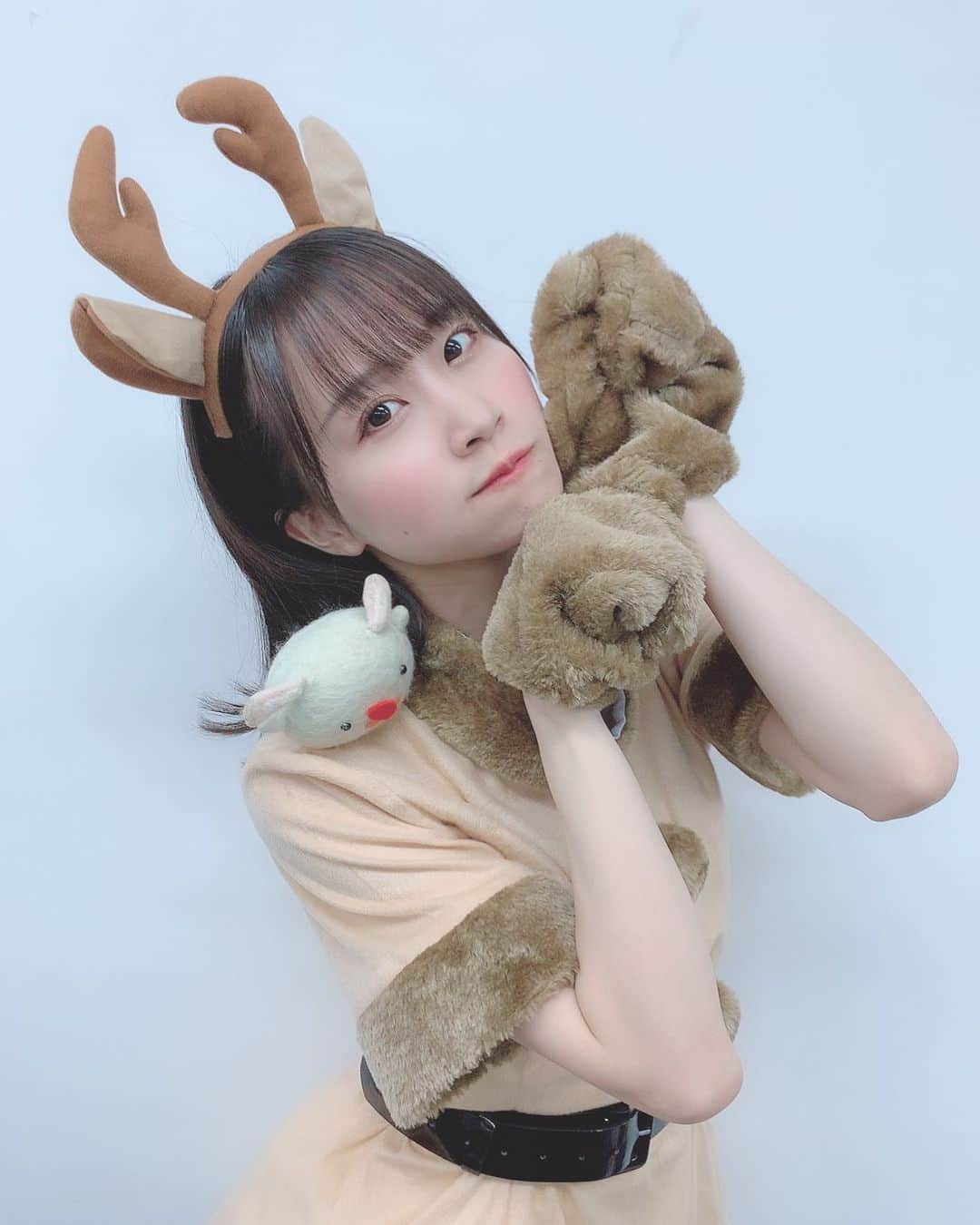 八木沙季のインスタグラム：「🦌🦌 . 今年のクリスマスはトナカイになりました❤️ ヒヒーン🦌 トナカイのことシカって何回も言い間違えて そのたびにりーたんさんにトナカイ😡！ って言われてたけど 🦌←この絵文字、「シカ」って打ったら出るよ？🙂 逆に「トナカイ」だったら出ないよ？🙂 . #クリスマス  #トナカイ  #コスプレ  #鹿」